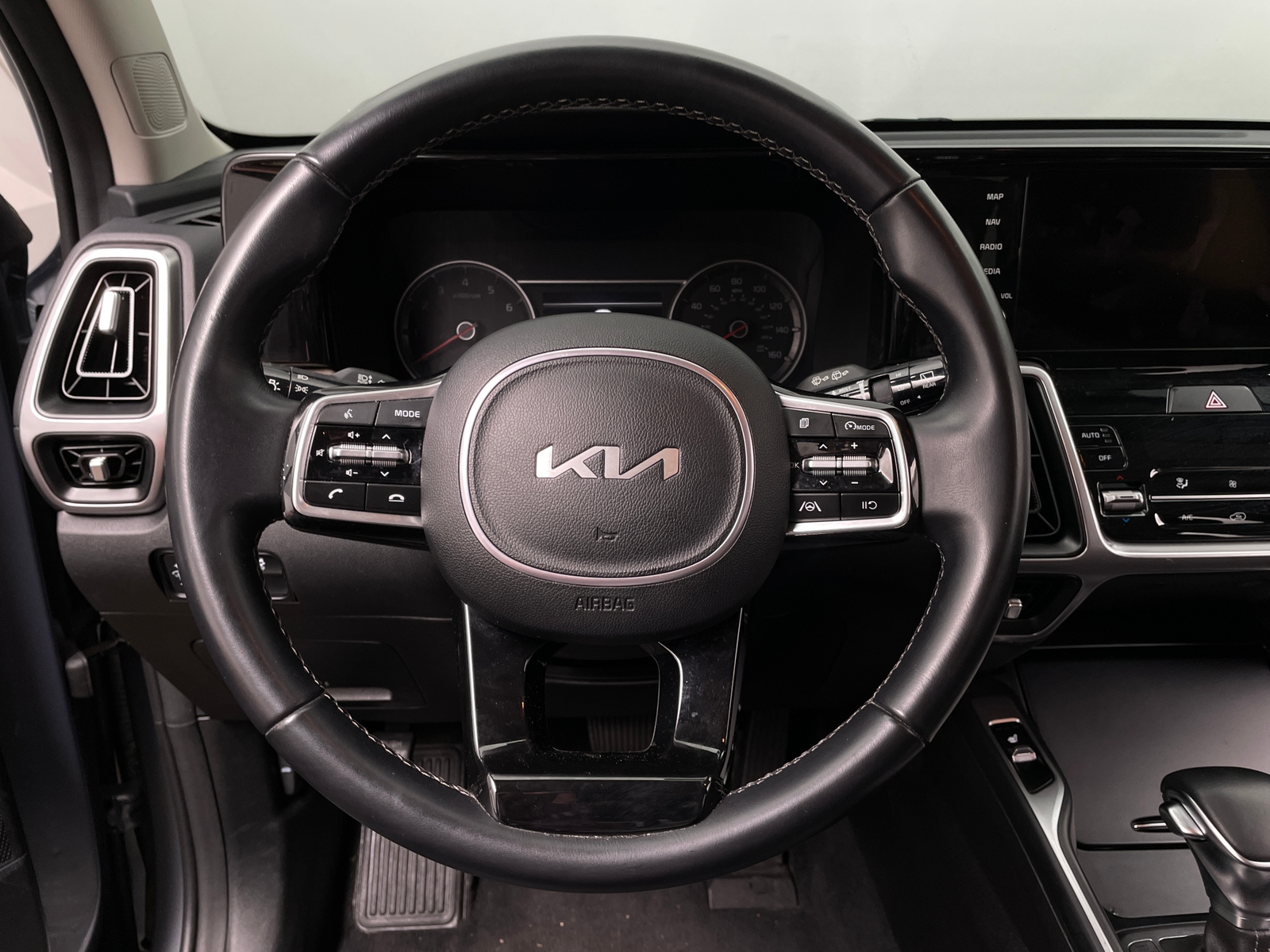 Thumbnail: 2023 Kia Sorento - 4