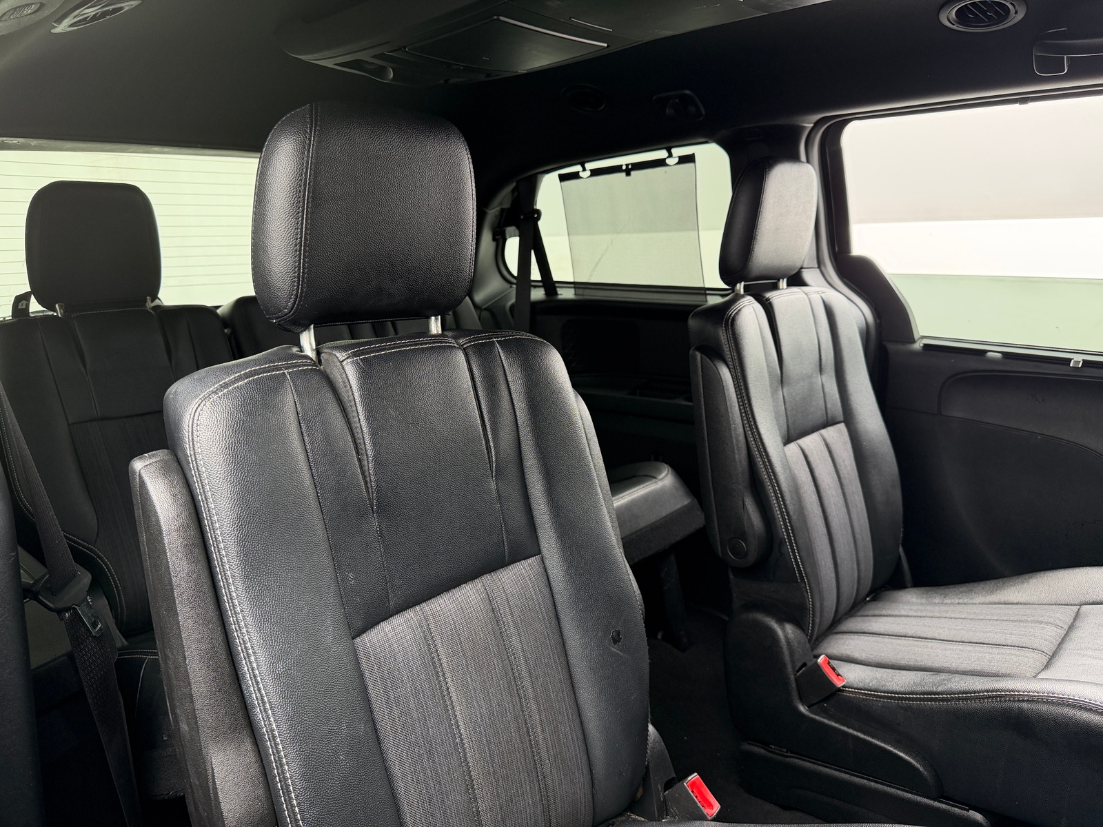 Thumbnail: 2016 Chrysler Town & Country - 5
