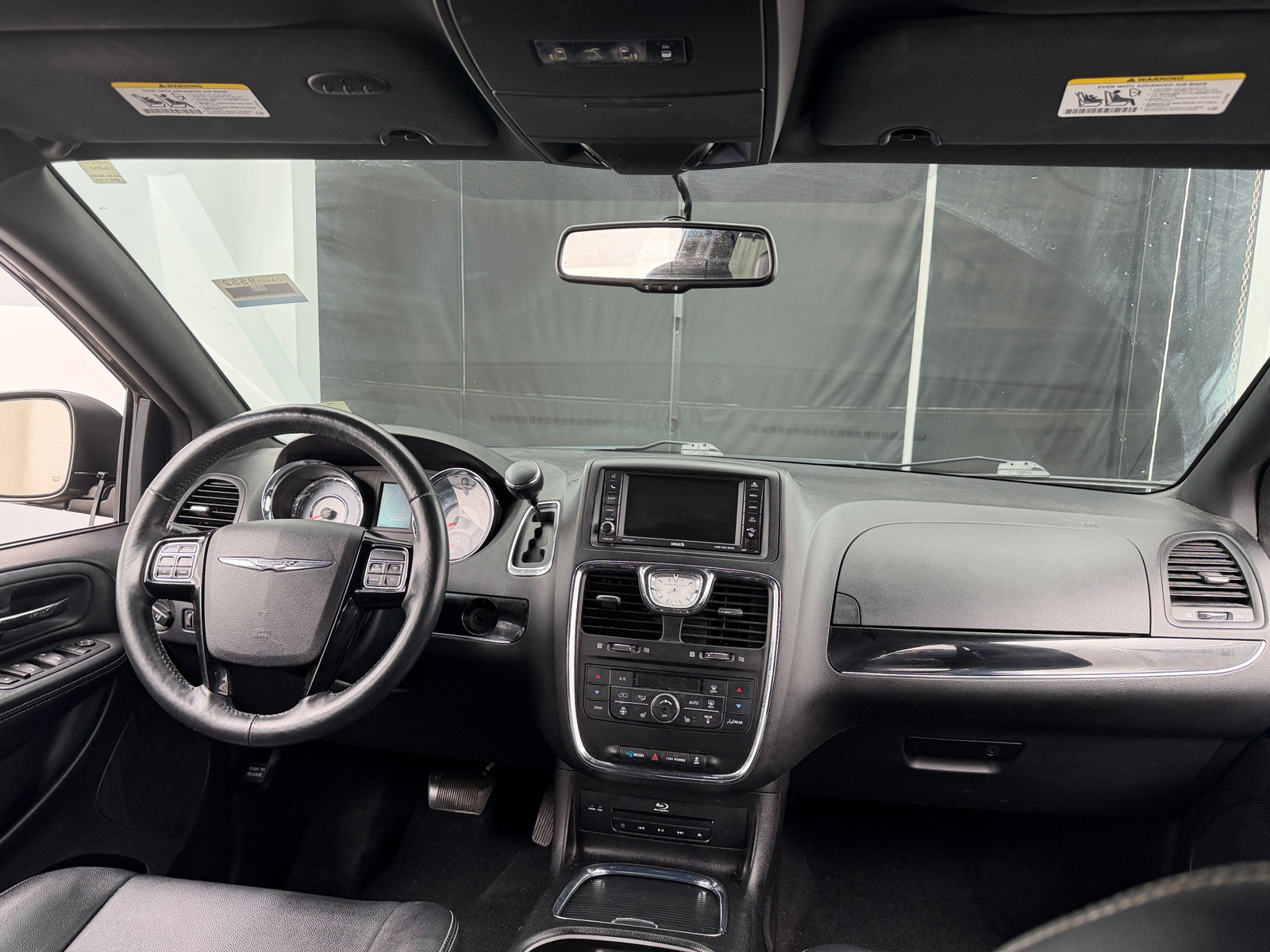 Thumbnail: 2016 Chrysler Town & Country - 2