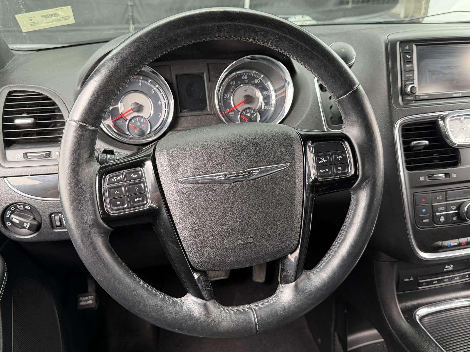 Thumbnail: 2016 Chrysler Town & Country - 4