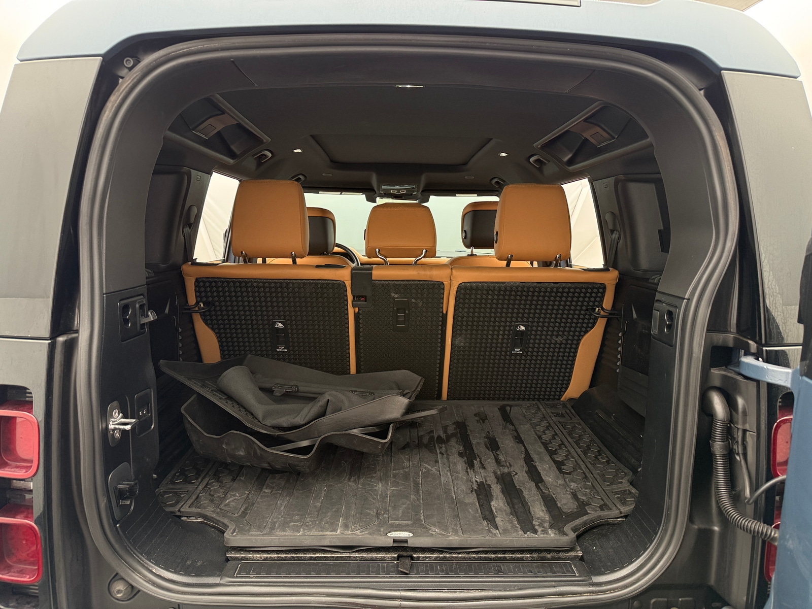 Thumbnail: 2024 Land Rover Defender - 6