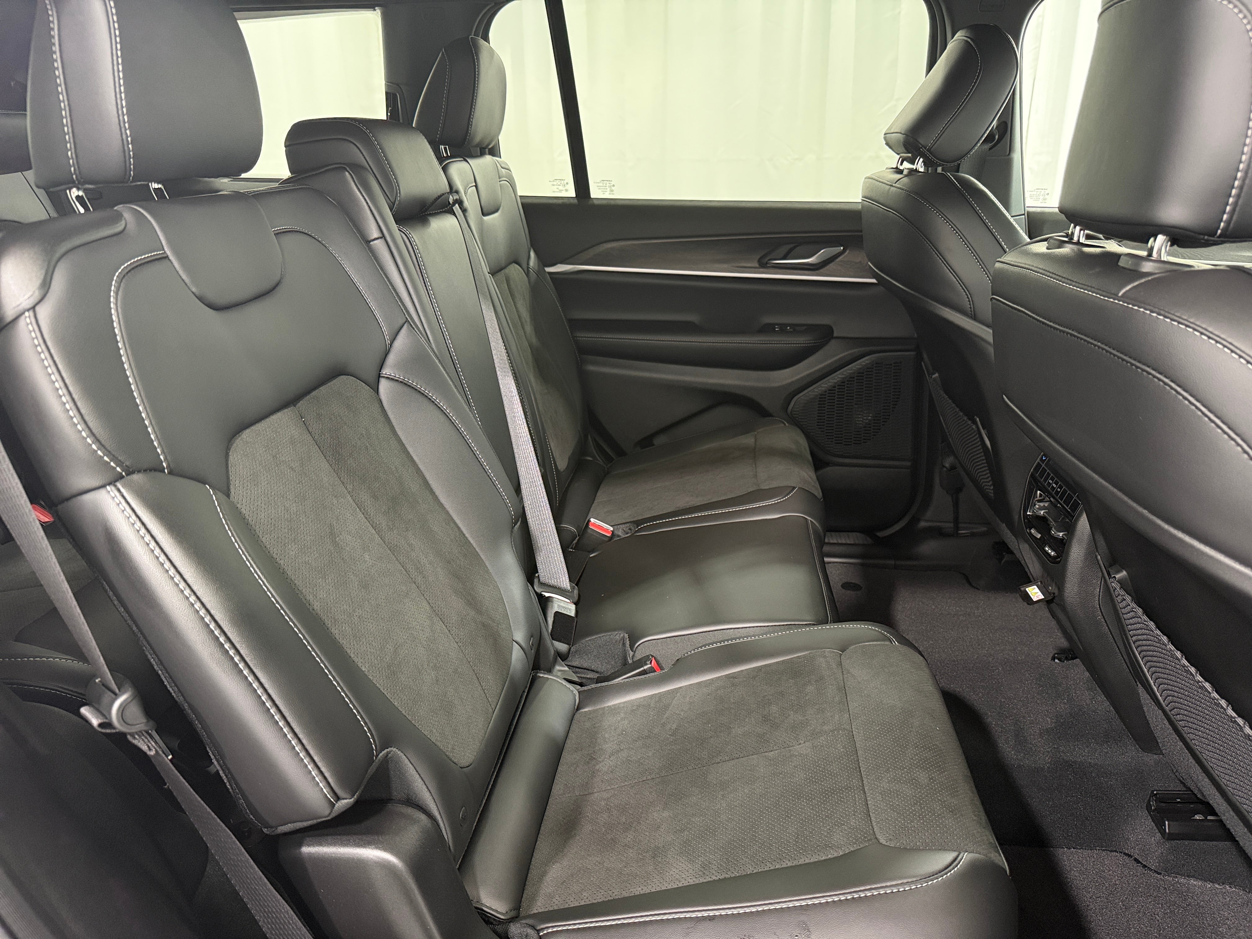 2026 Jeep Grand Cherokee L Laredo Altitude 4x4's photo