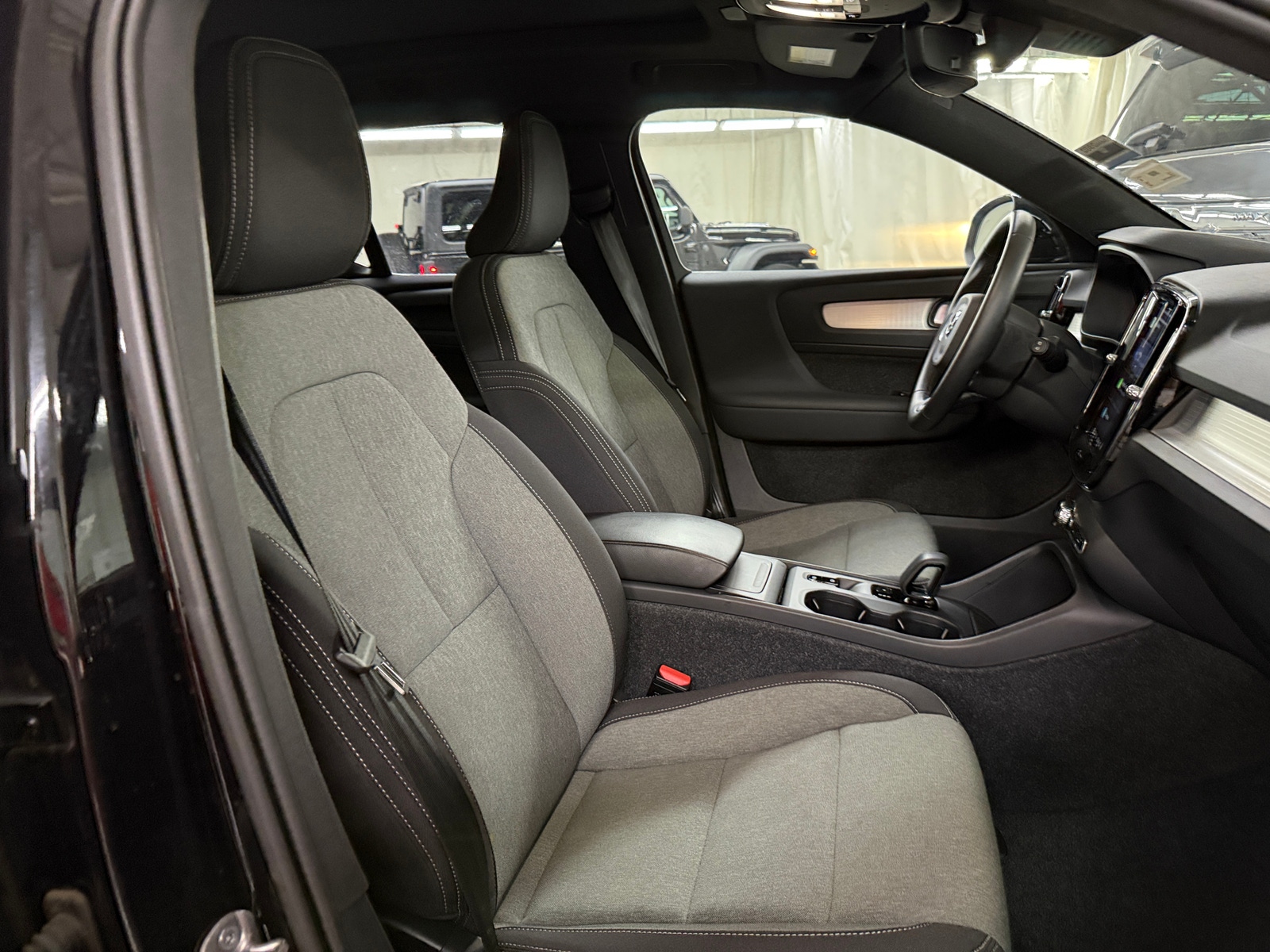 Thumbnail: 2025 Volvo XC40 - 2