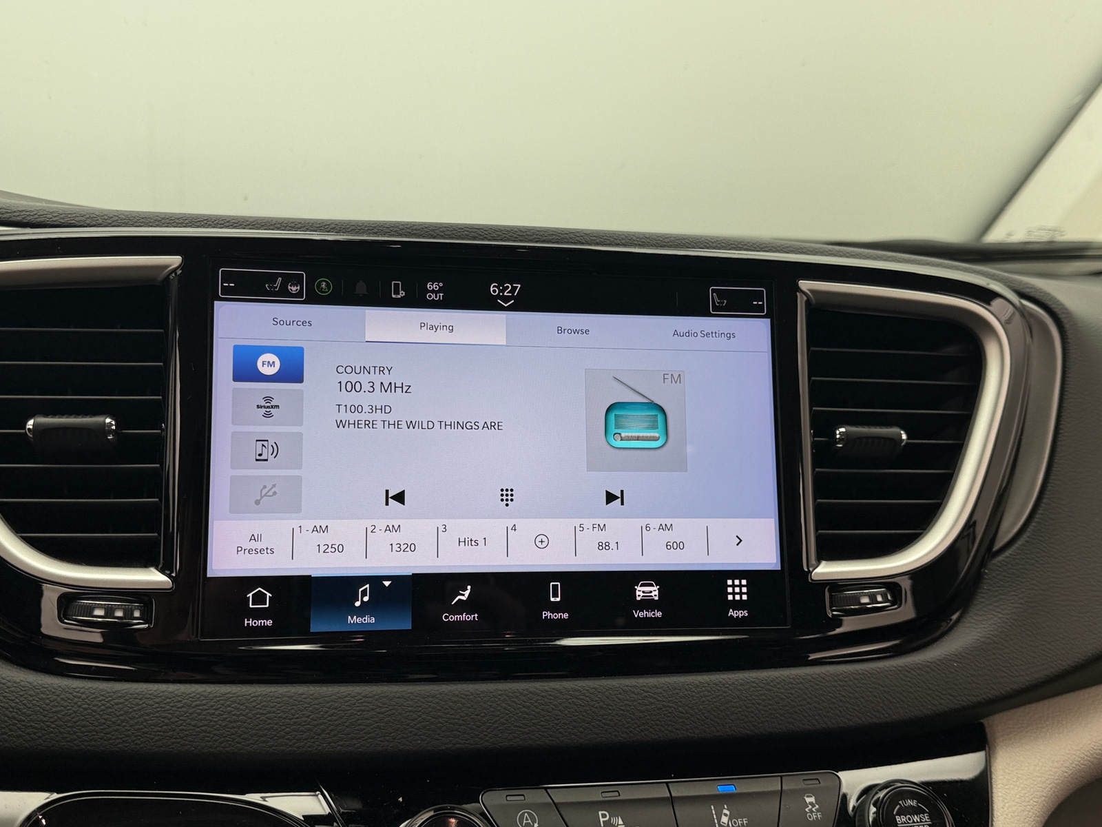 Thumbnail: 2023 Chrysler Pacifica - 3