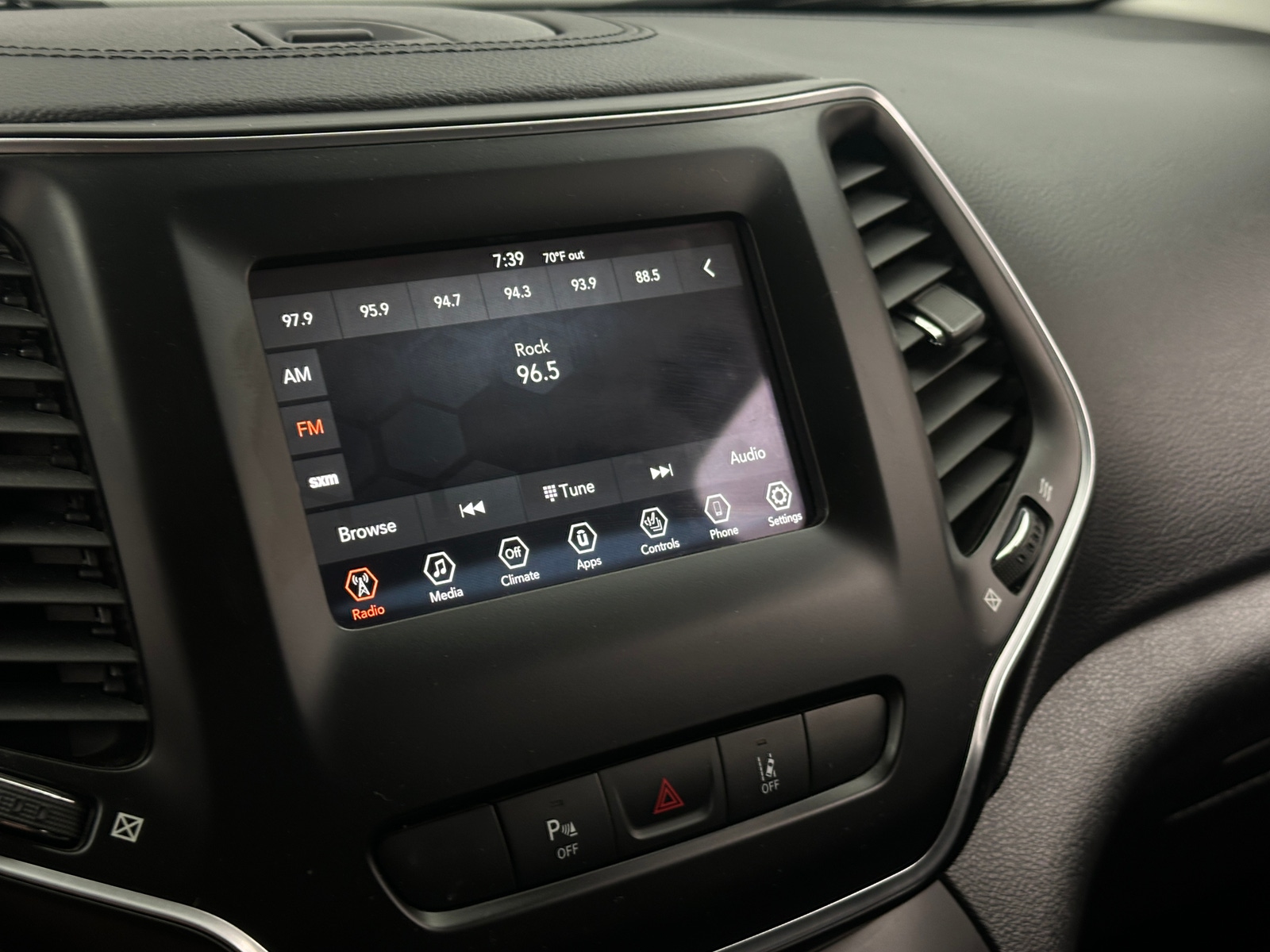 Thumbnail: 2020 Jeep Cherokee - 3