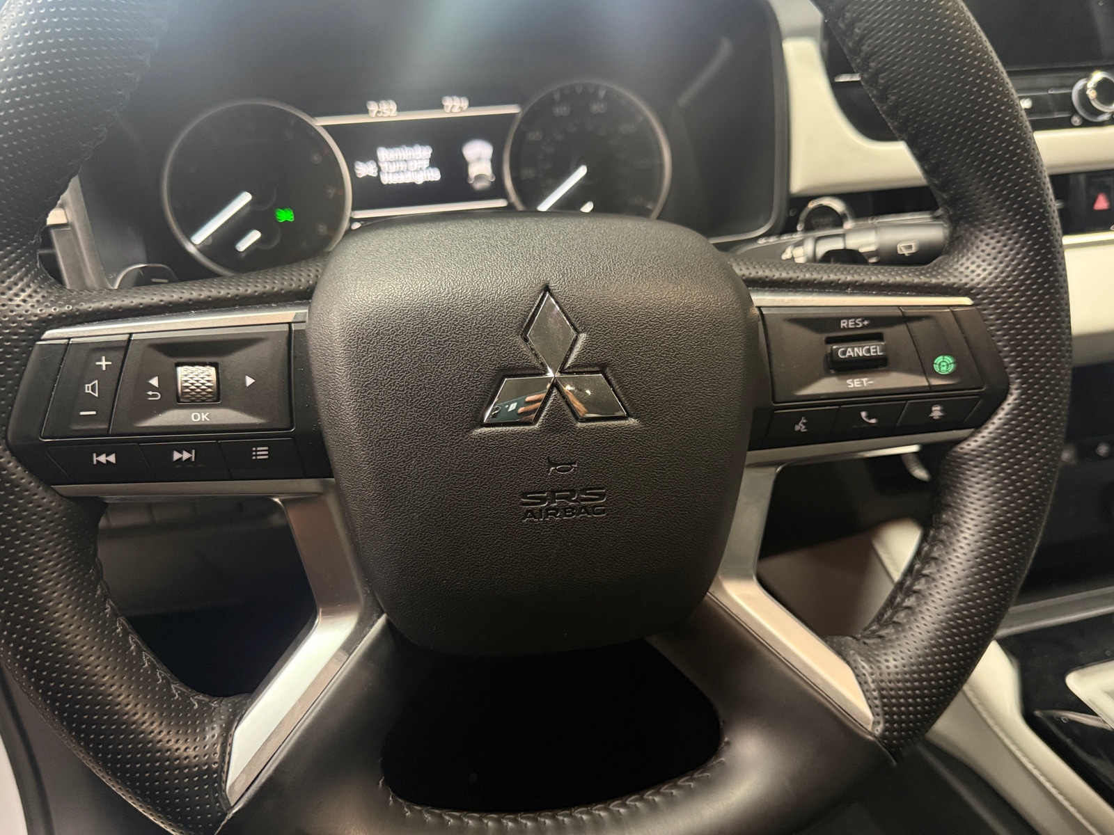 Thumbnail: 2025 Mitsubishi Outlander - 4