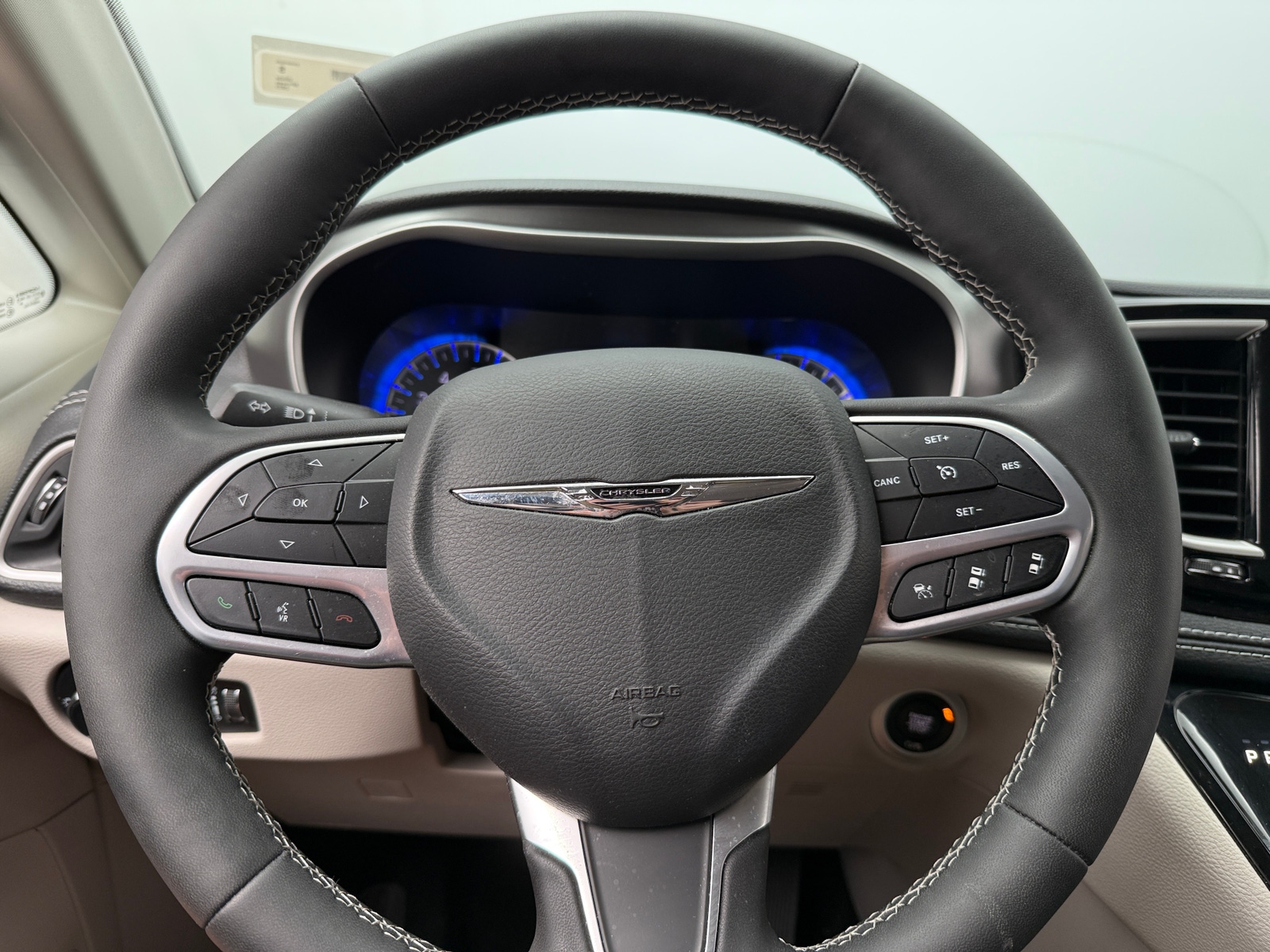 Thumbnail: 2023 Chrysler Pacifica - 4