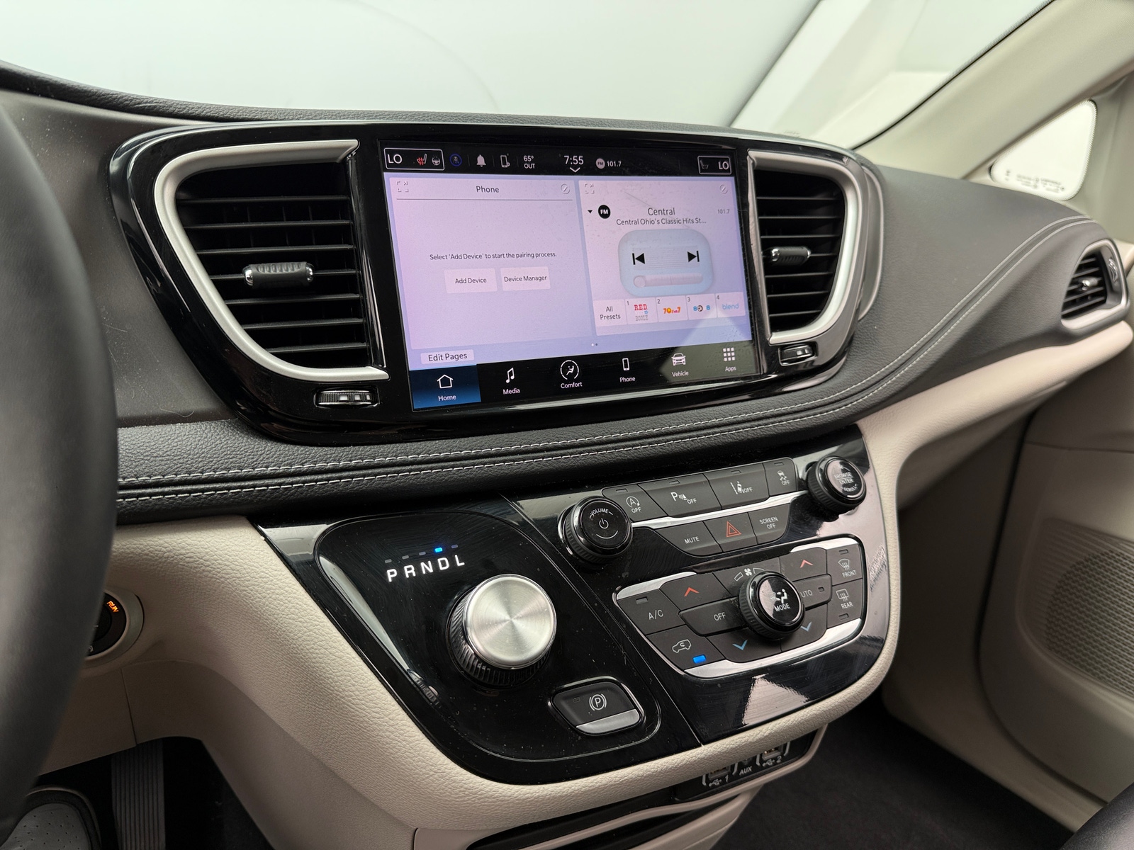 Thumbnail: 2023 Chrysler Pacifica - 3