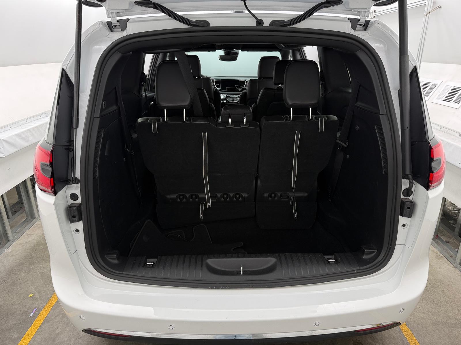 Thumbnail: 2026 Chrysler Pacifica - 6