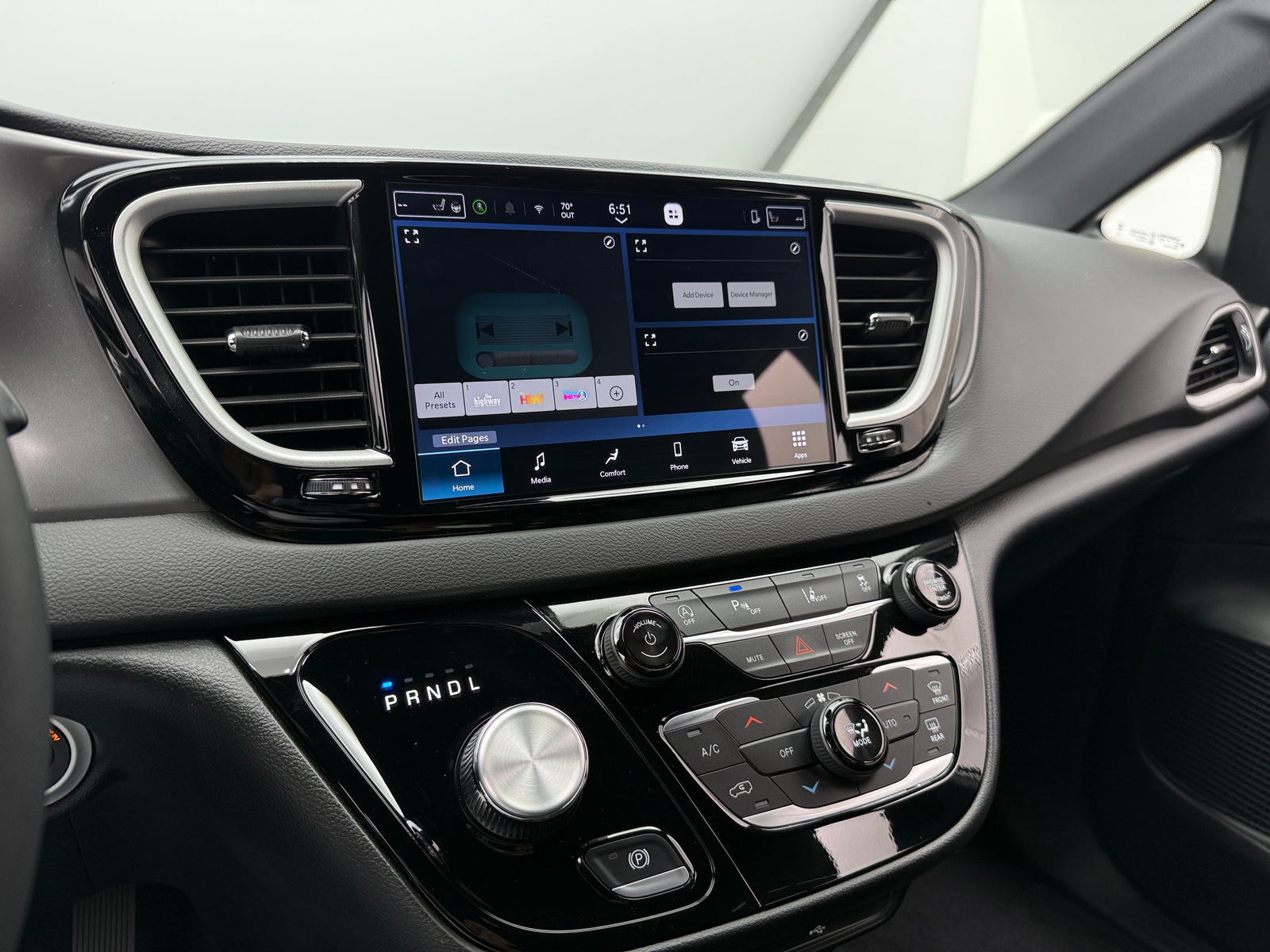 Thumbnail: 2026 Chrysler Pacifica - 3
