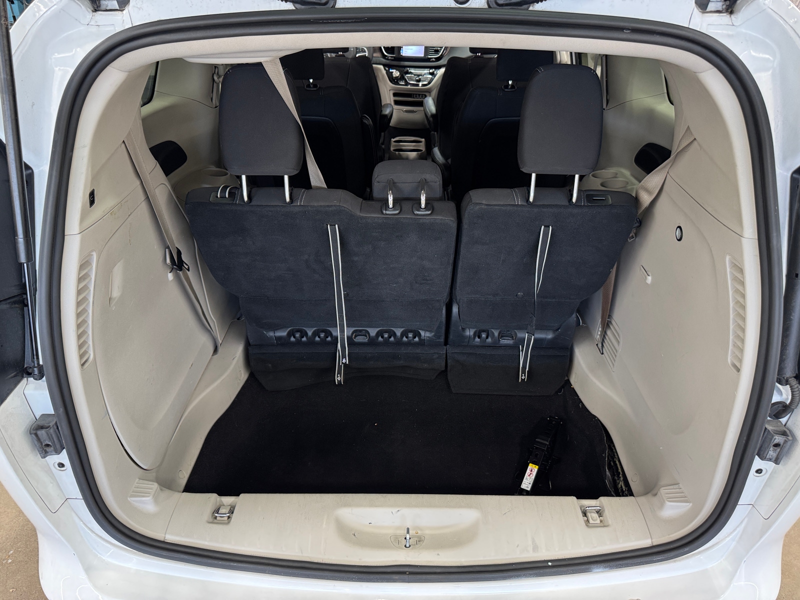 Thumbnail: 2022 Chrysler Voyager - 7
