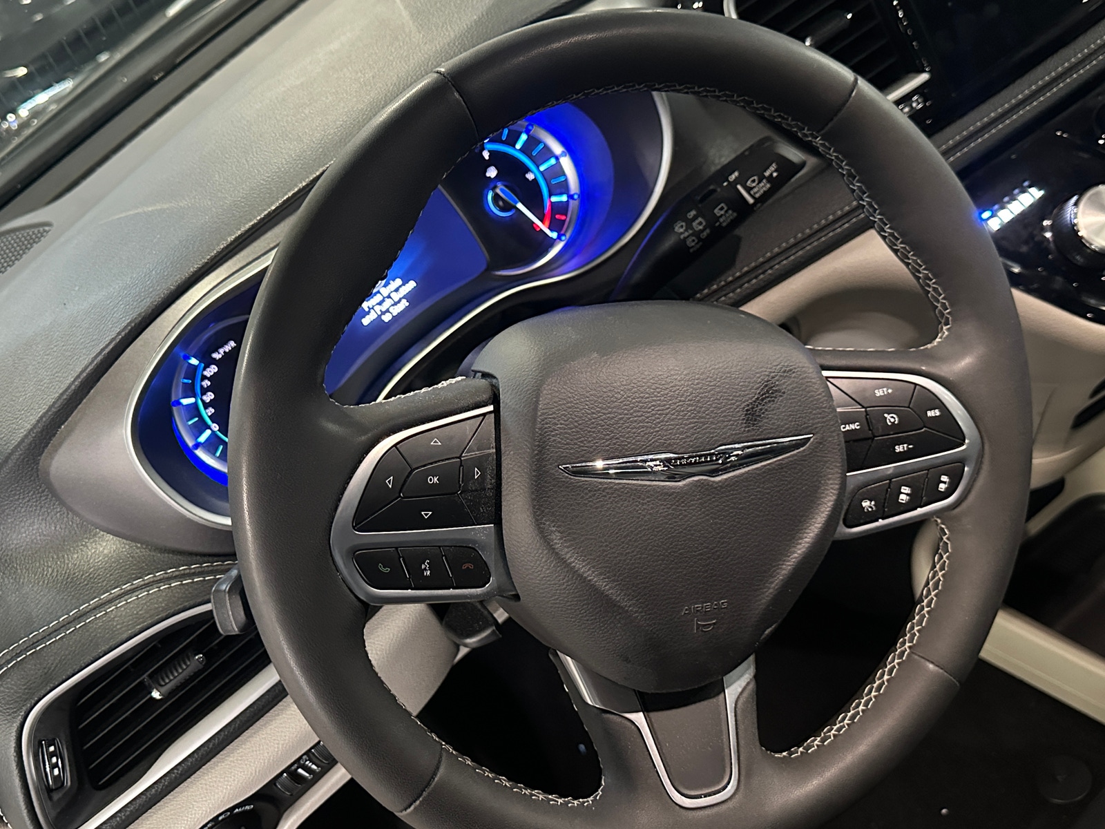 Thumbnail: 2023 Chrysler Pacifica - 4