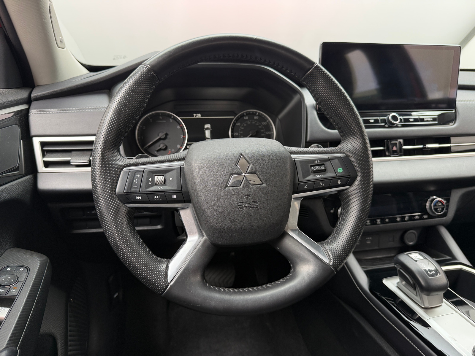 Thumbnail: 2025 Mitsubishi Outlander - 4