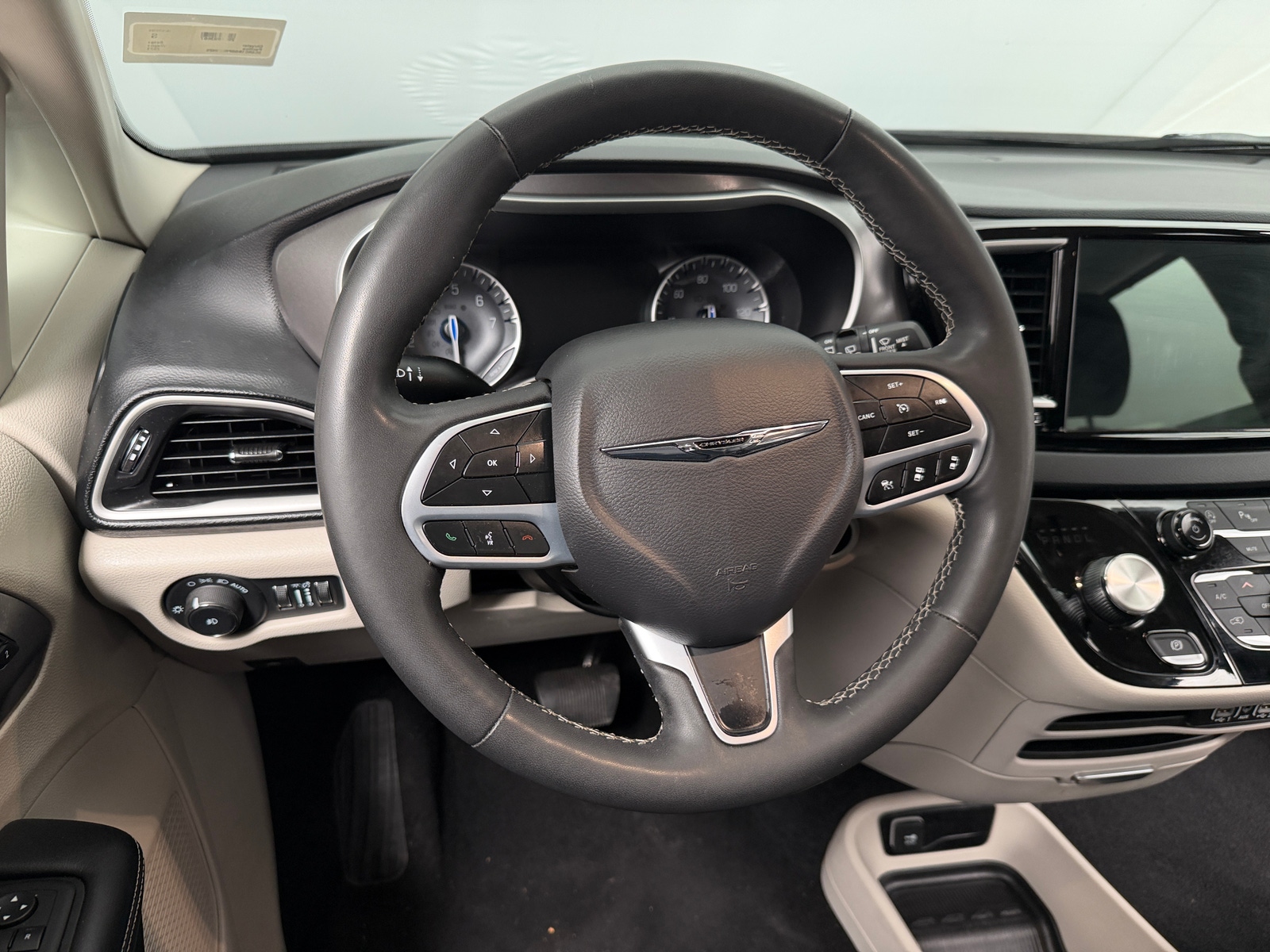 Thumbnail: 2023 Chrysler Pacifica - 4