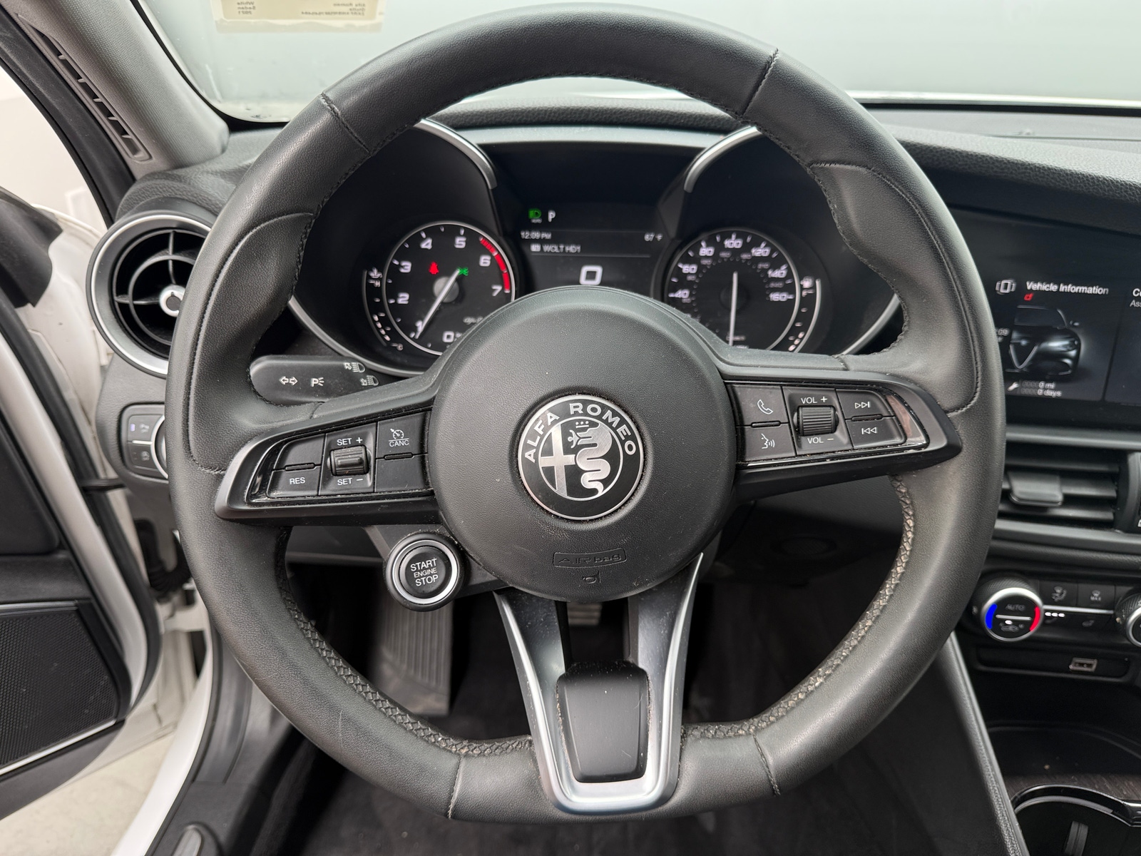 Thumbnail: 2021 Alfa Romeo Giulia - 4