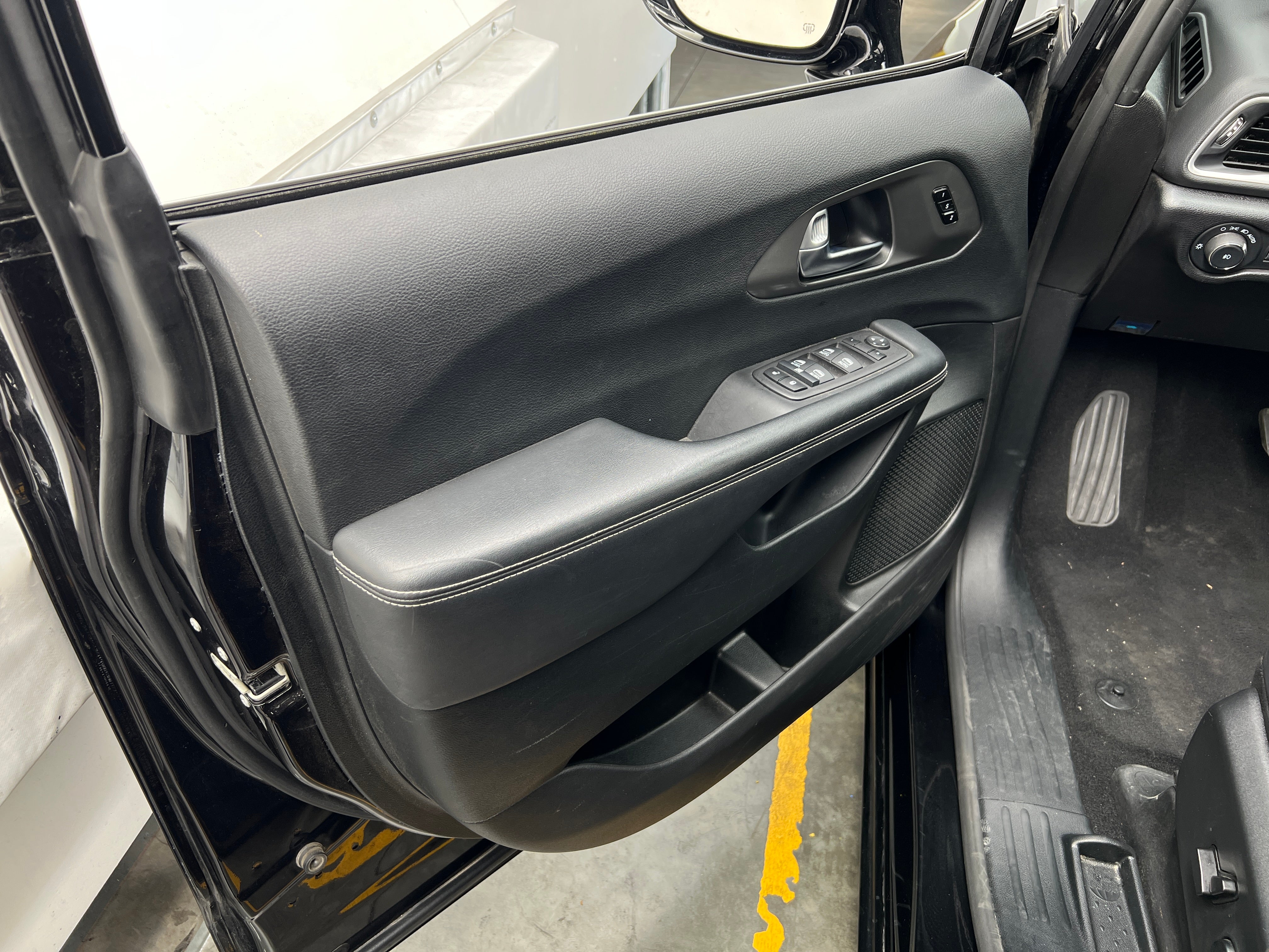 2025 Chrysler Pacifica Select - Photo 11