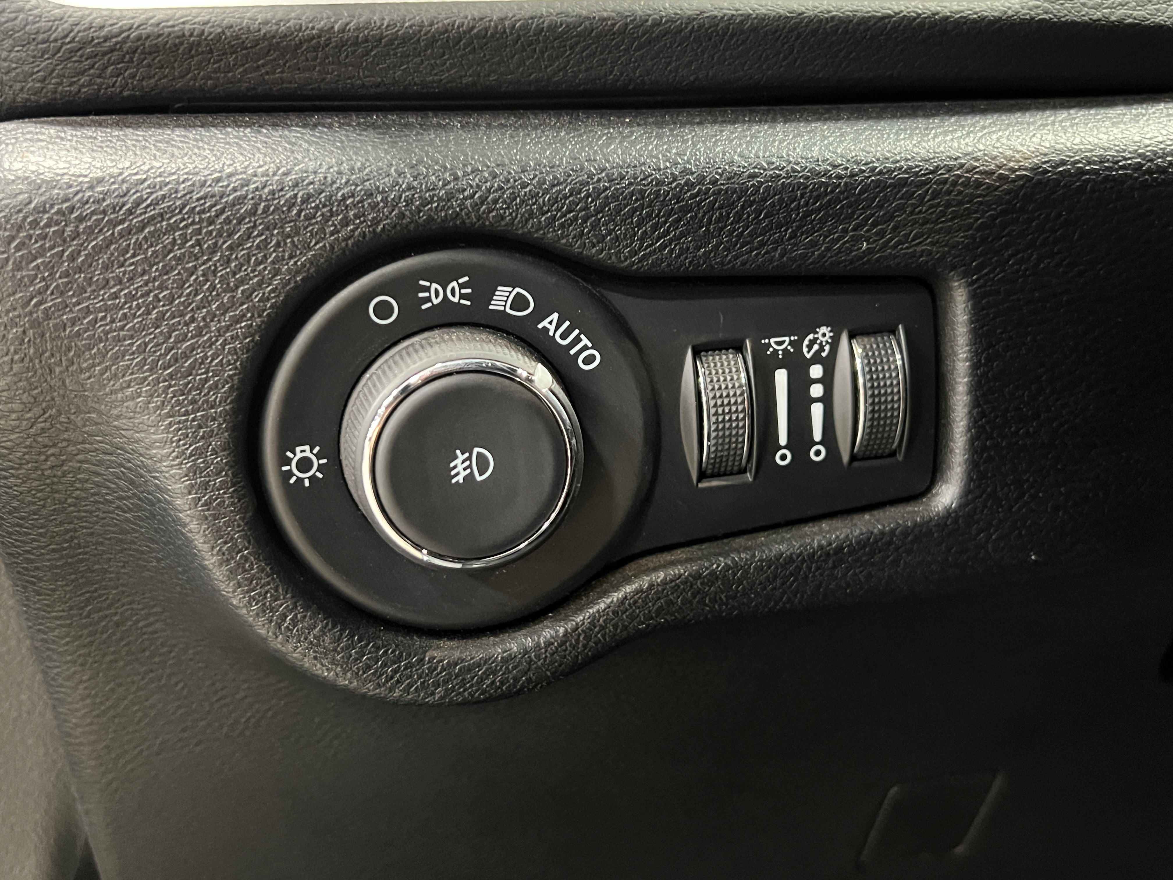 2025 Chrysler Pacifica Select - Photo 15
