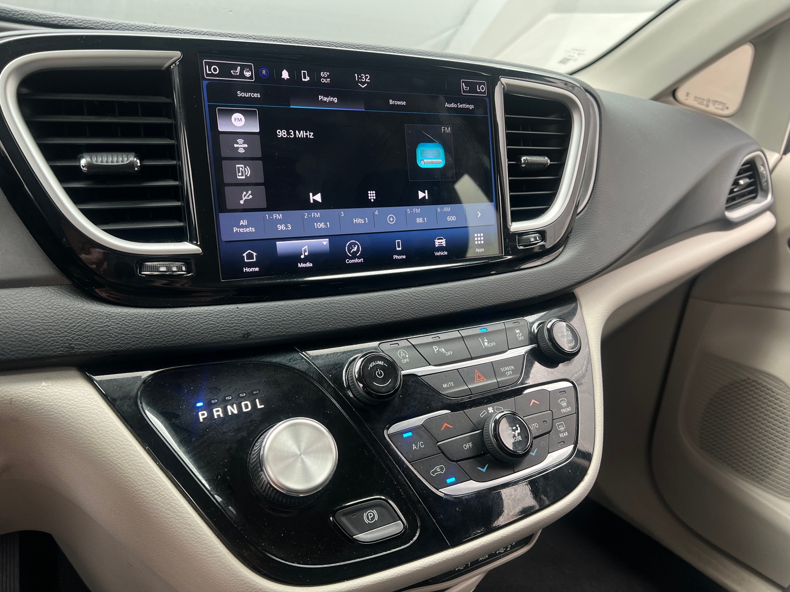 Thumbnail: 2023 Chrysler Pacifica - 3