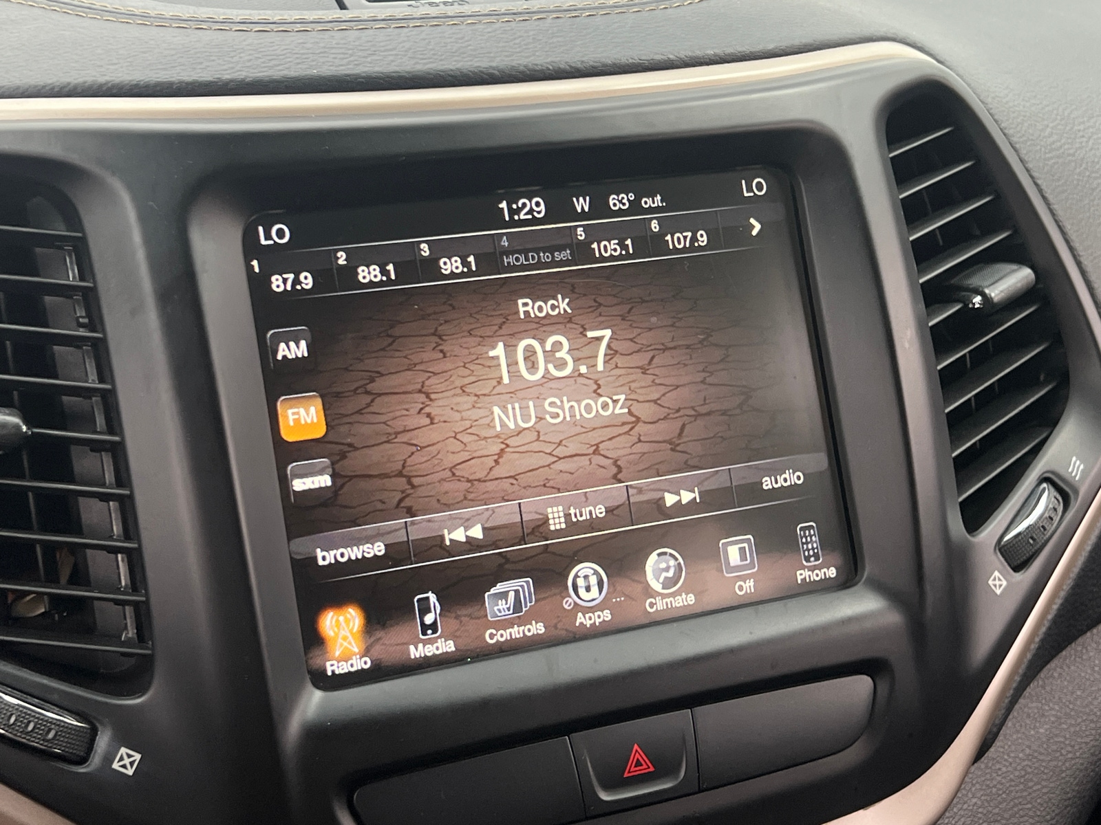 Thumbnail: 2017 Jeep Cherokee - 3