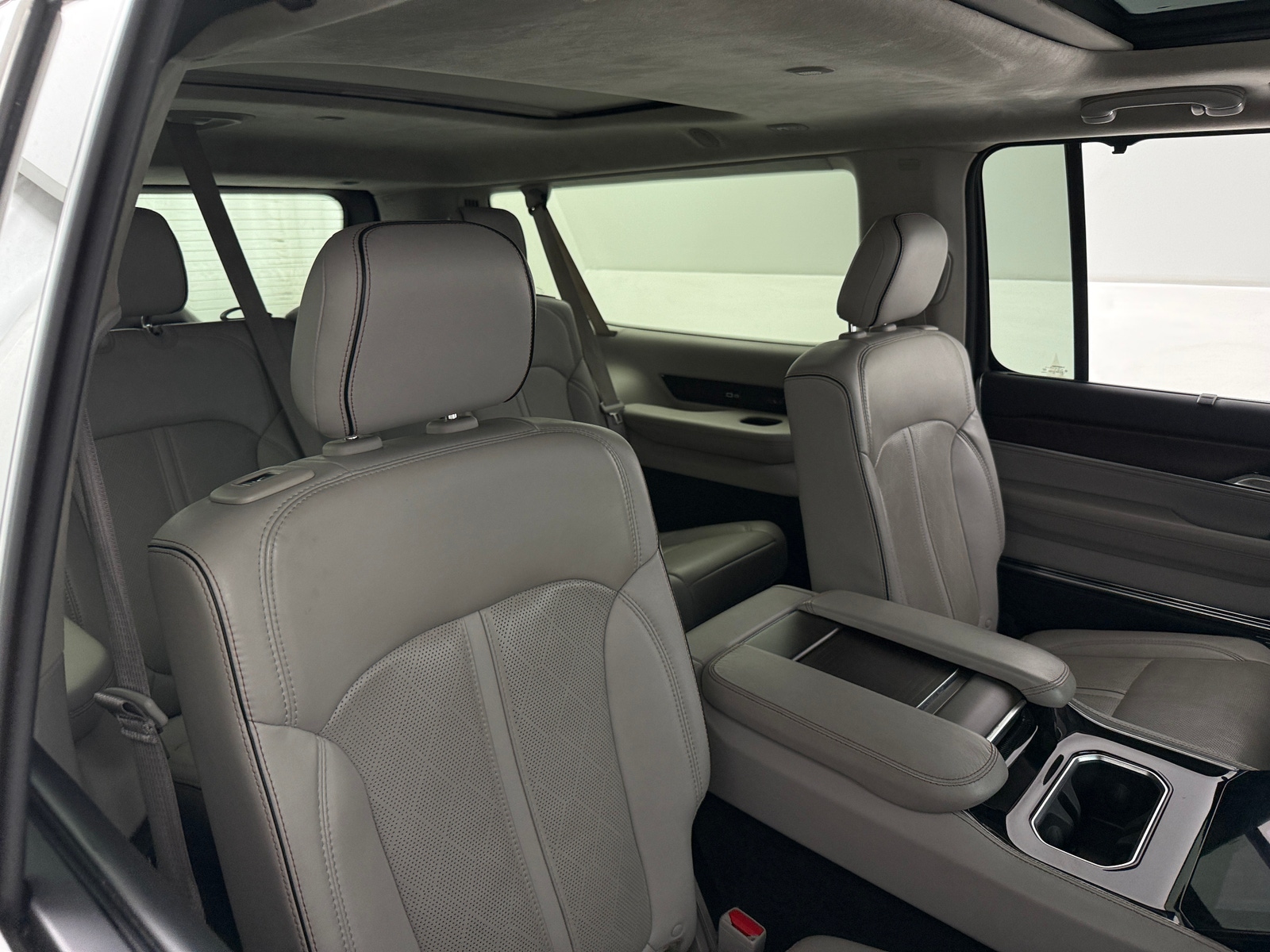 Thumbnail: 2023 Jeep Grand Wagoneer L - 5
