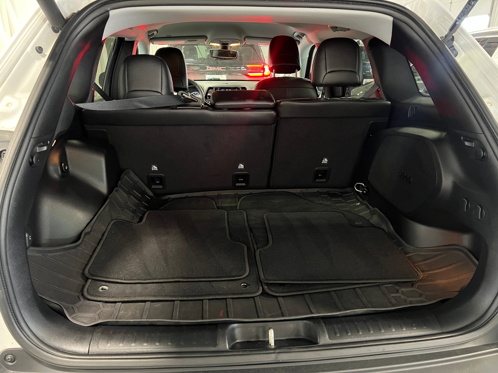 Thumbnail: 2019 Jeep Cherokee - 6