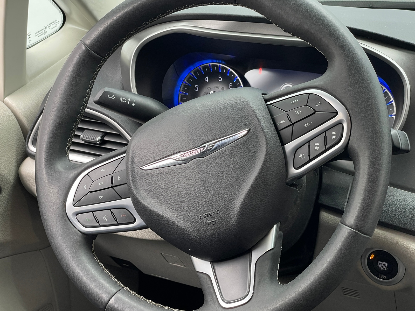 Thumbnail: 2023 Chrysler Pacifica - 4