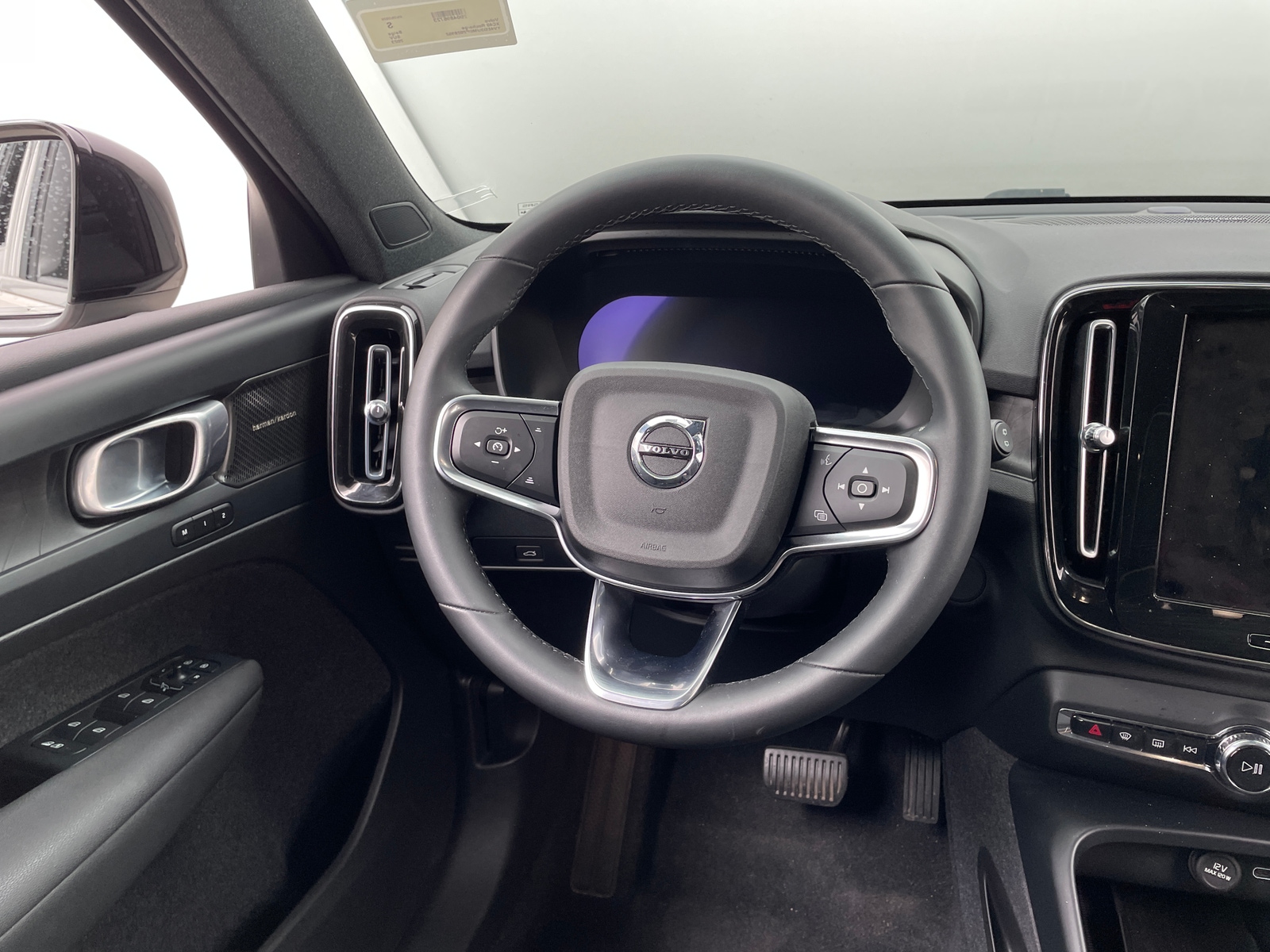 Thumbnail: 2023 Volvo XC40 - 5