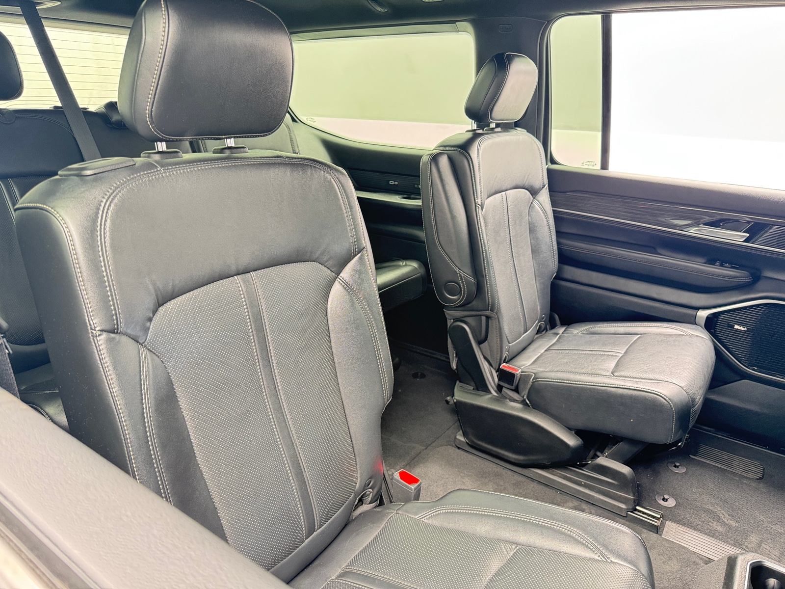 Thumbnail: 2022 Jeep Wagoneer - 5