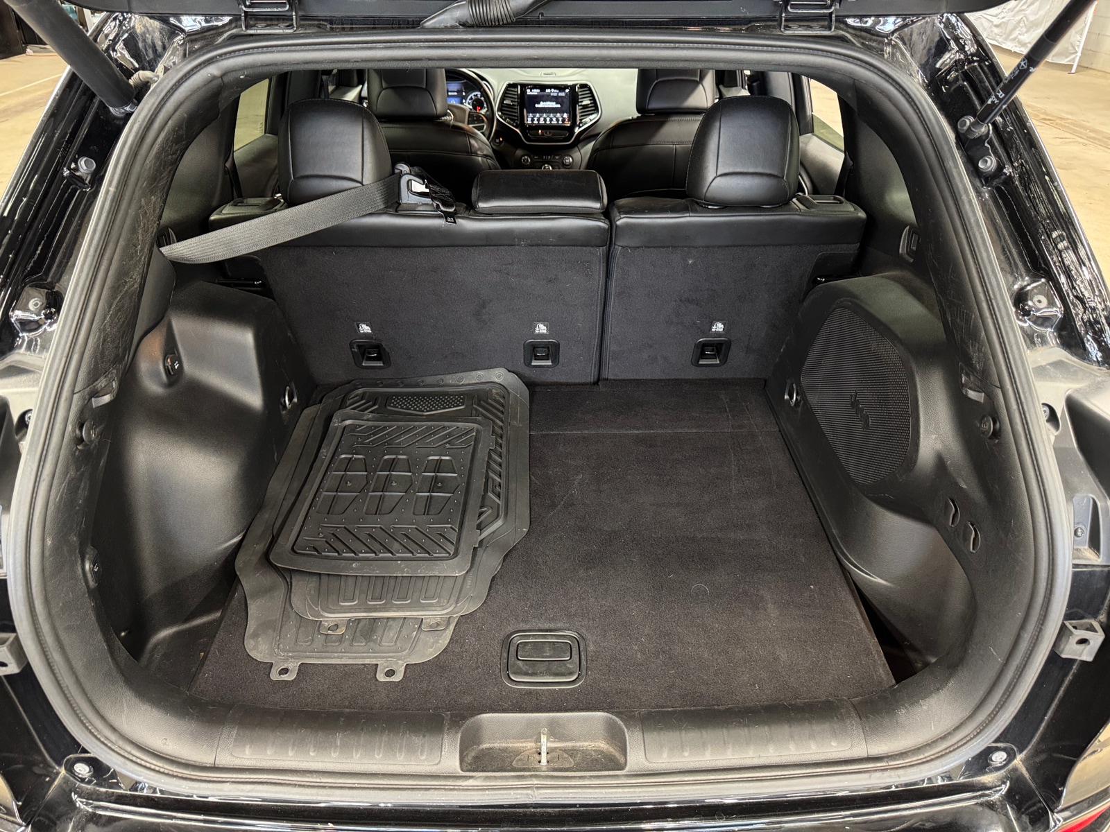 Thumbnail: 2019 Jeep Cherokee - 6