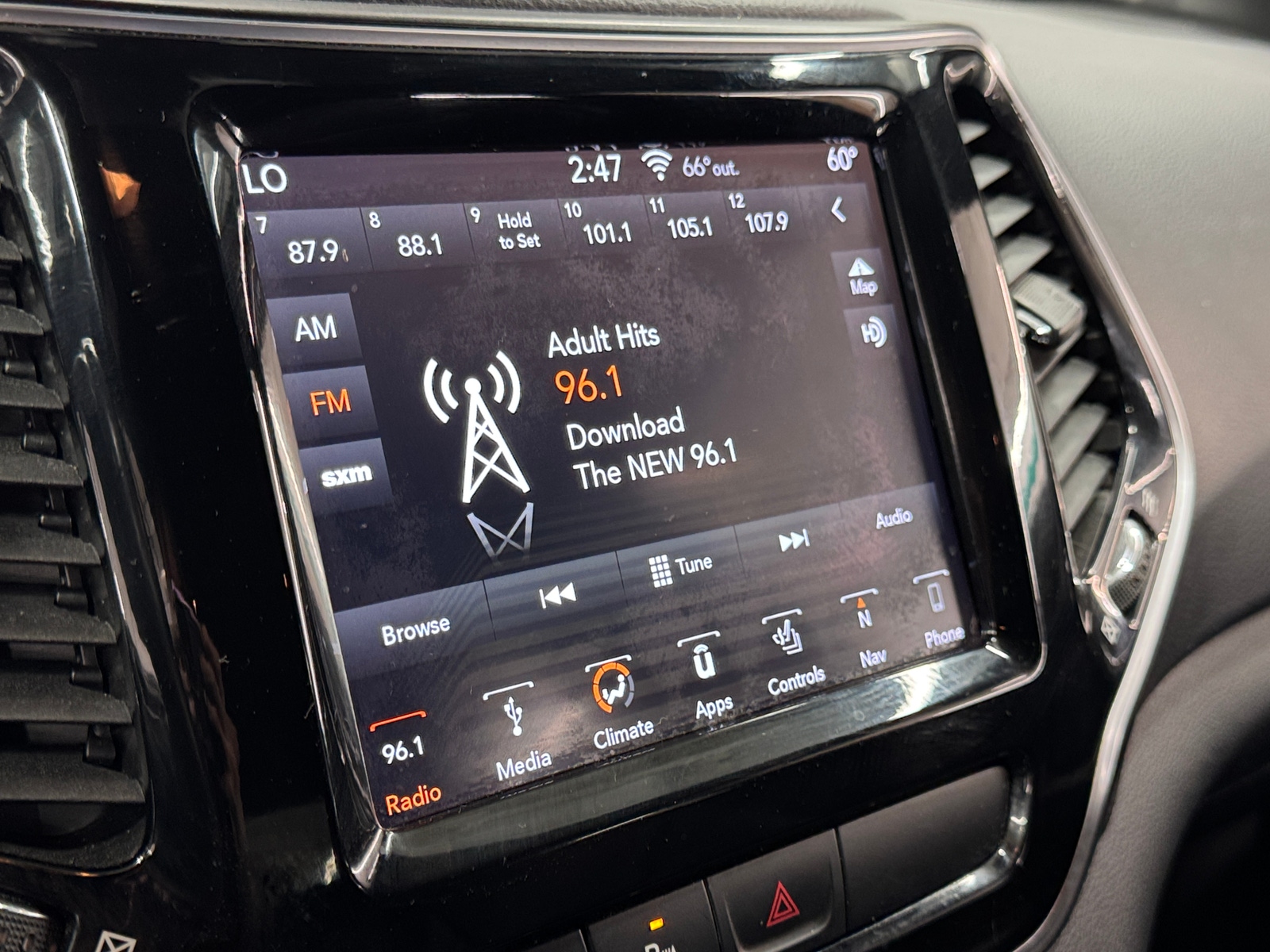 Thumbnail: 2019 Jeep Cherokee - 3