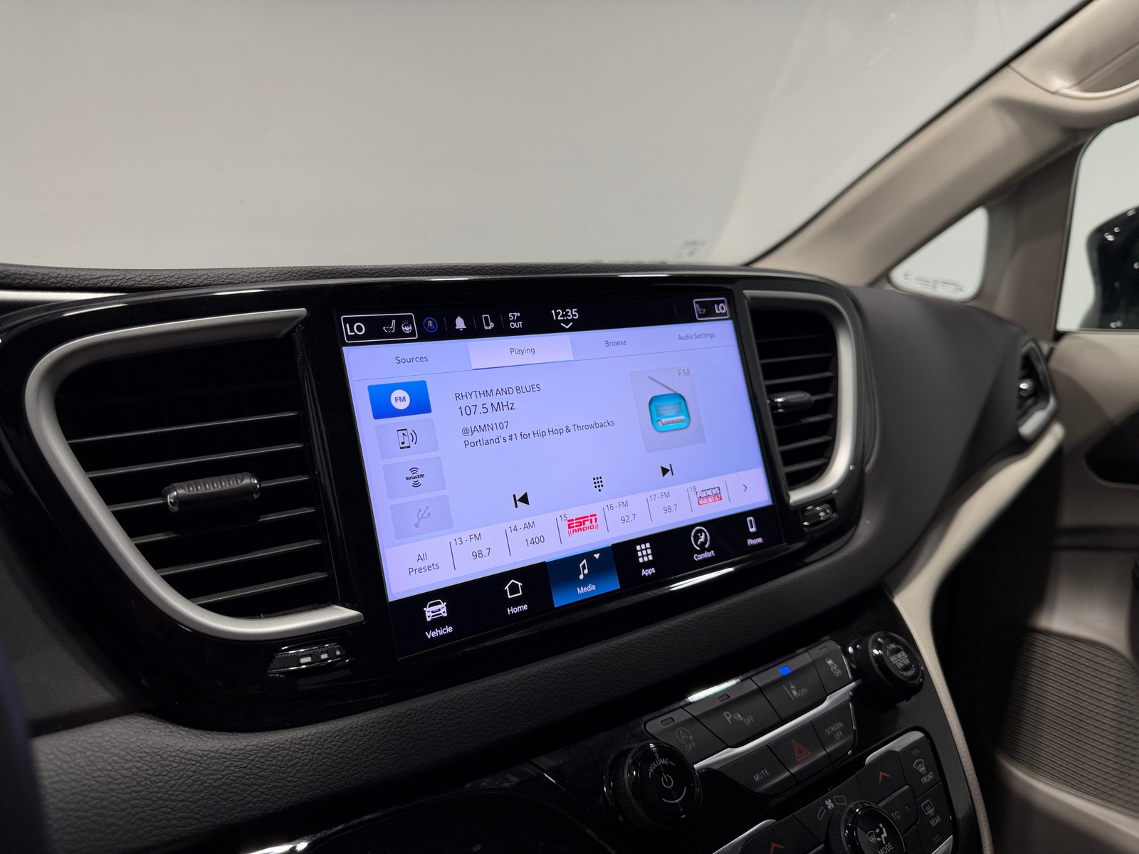 Thumbnail: 2024 Chrysler Pacifica - 3