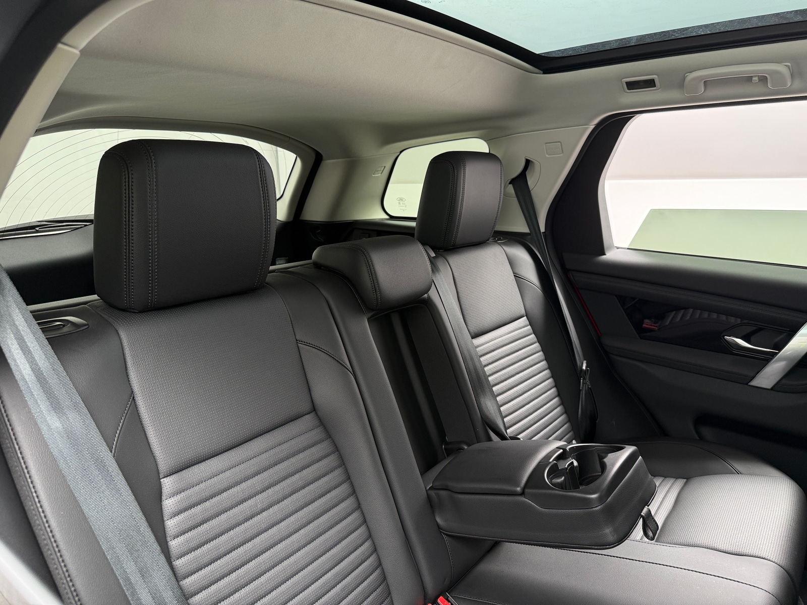 Thumbnail: 2025 Land Rover Discovery Sport - 5