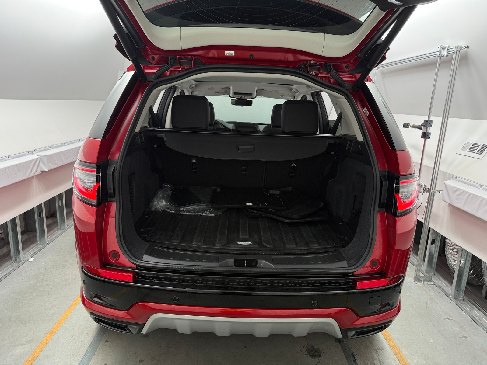 Thumbnail: 2025 Land Rover Discovery Sport - 6