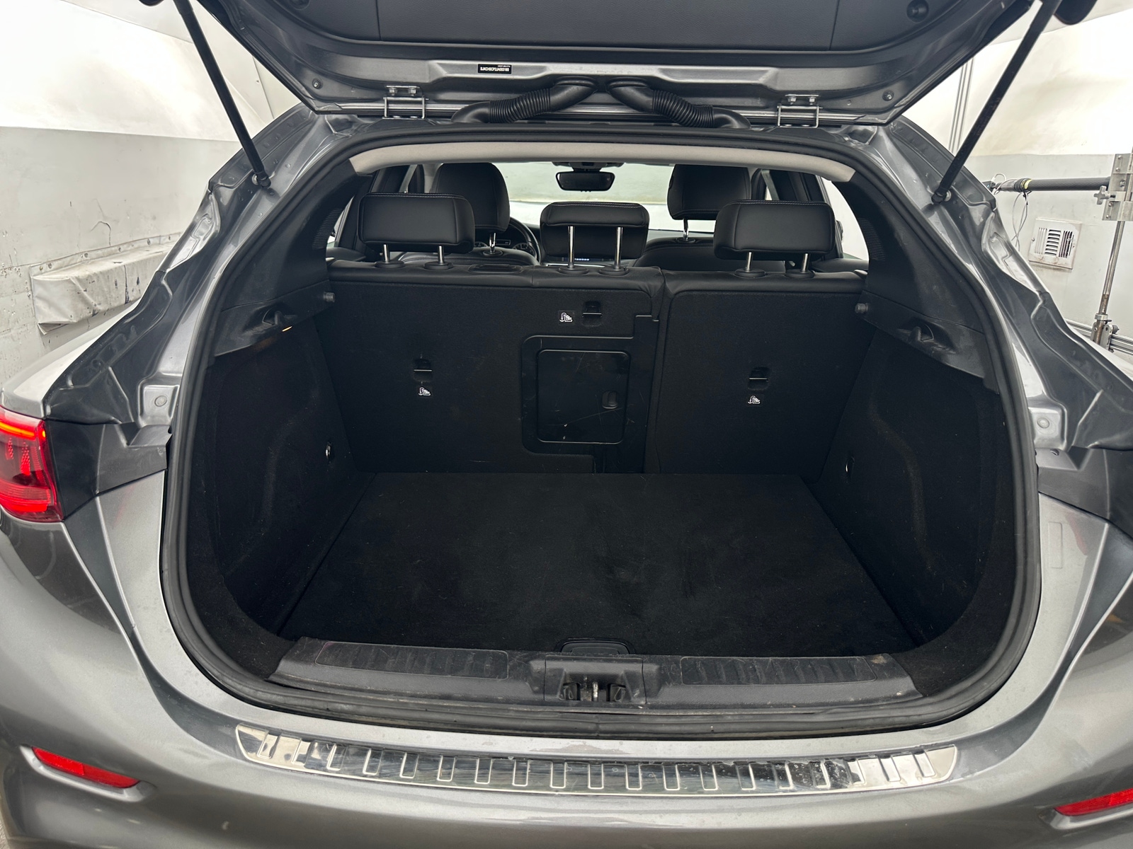 Thumbnail: 2018 INFINITI QX30 - 6