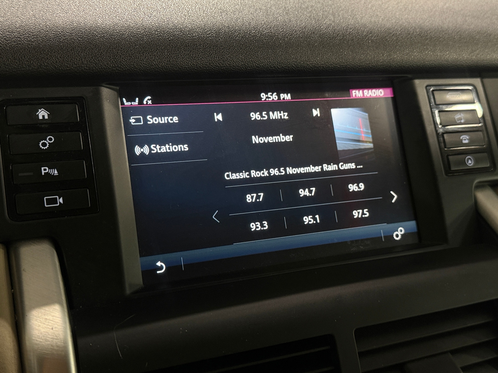 Thumbnail: 2019 Land Rover Discovery Sport - 3