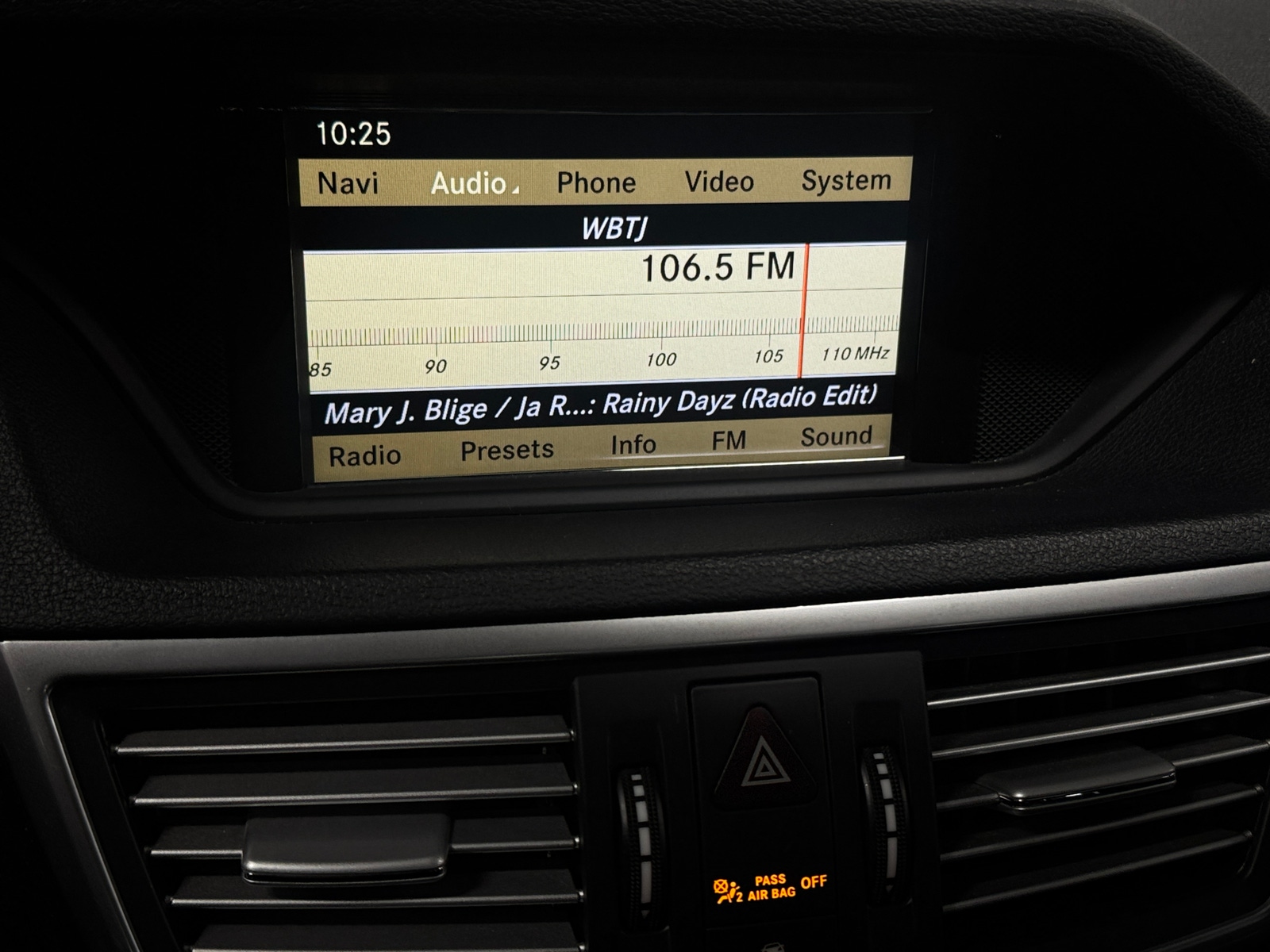 Thumbnail: 2010 Mercedes-Benz E-Class - 3