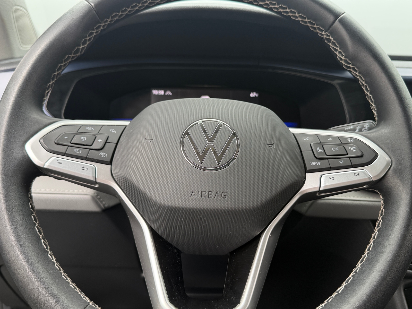 Thumbnail: 2023 Volkswagen Taos - 4