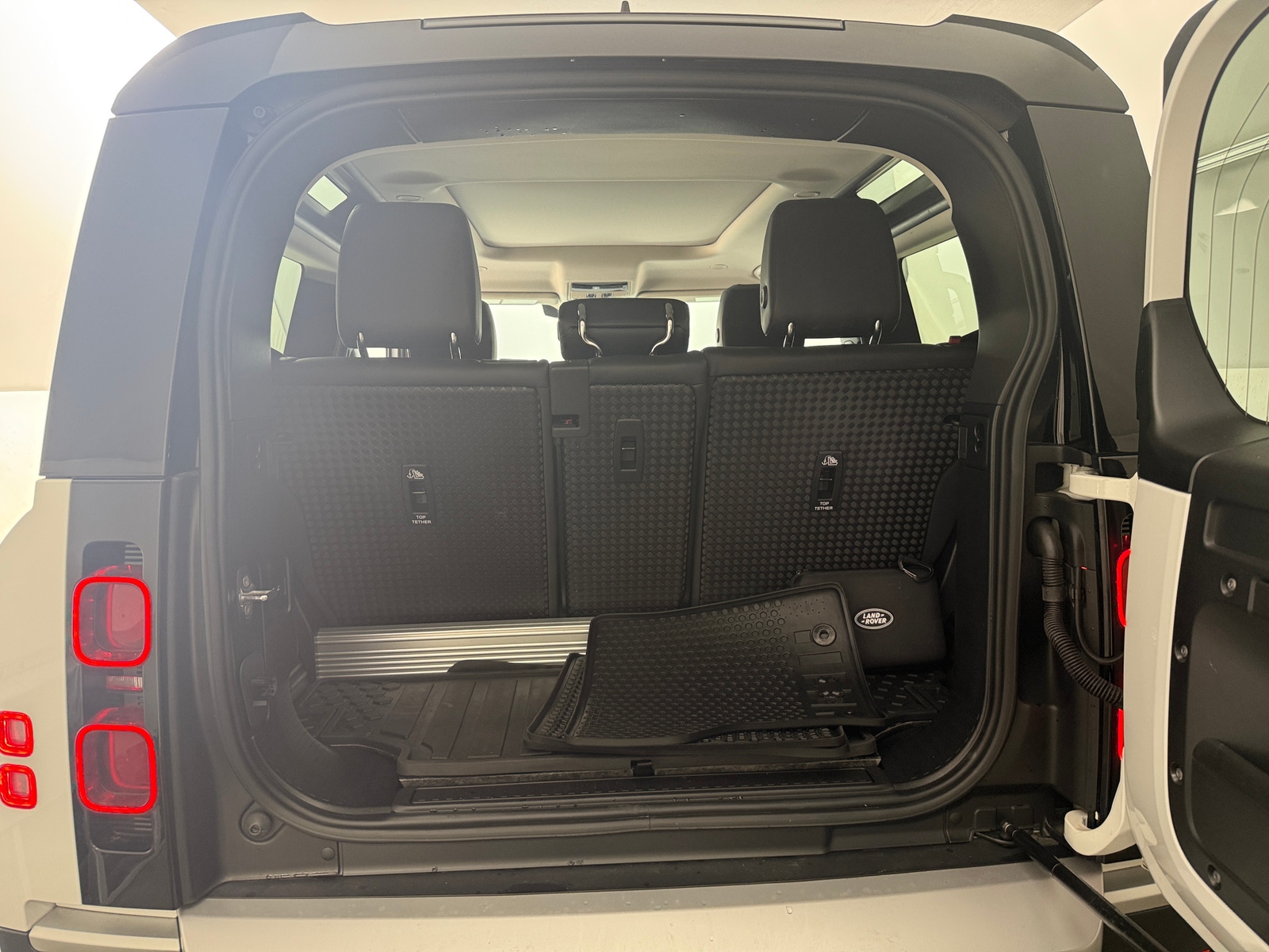 Thumbnail: 2023 Land Rover Defender - 6