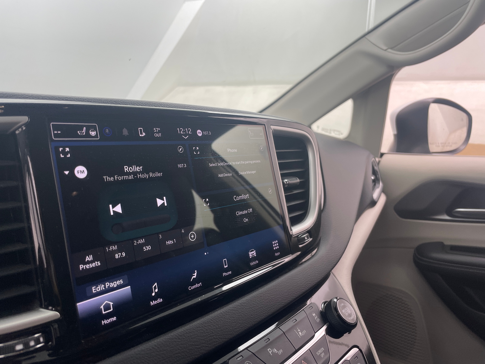 Thumbnail: 2023 Chrysler Pacifica - 3