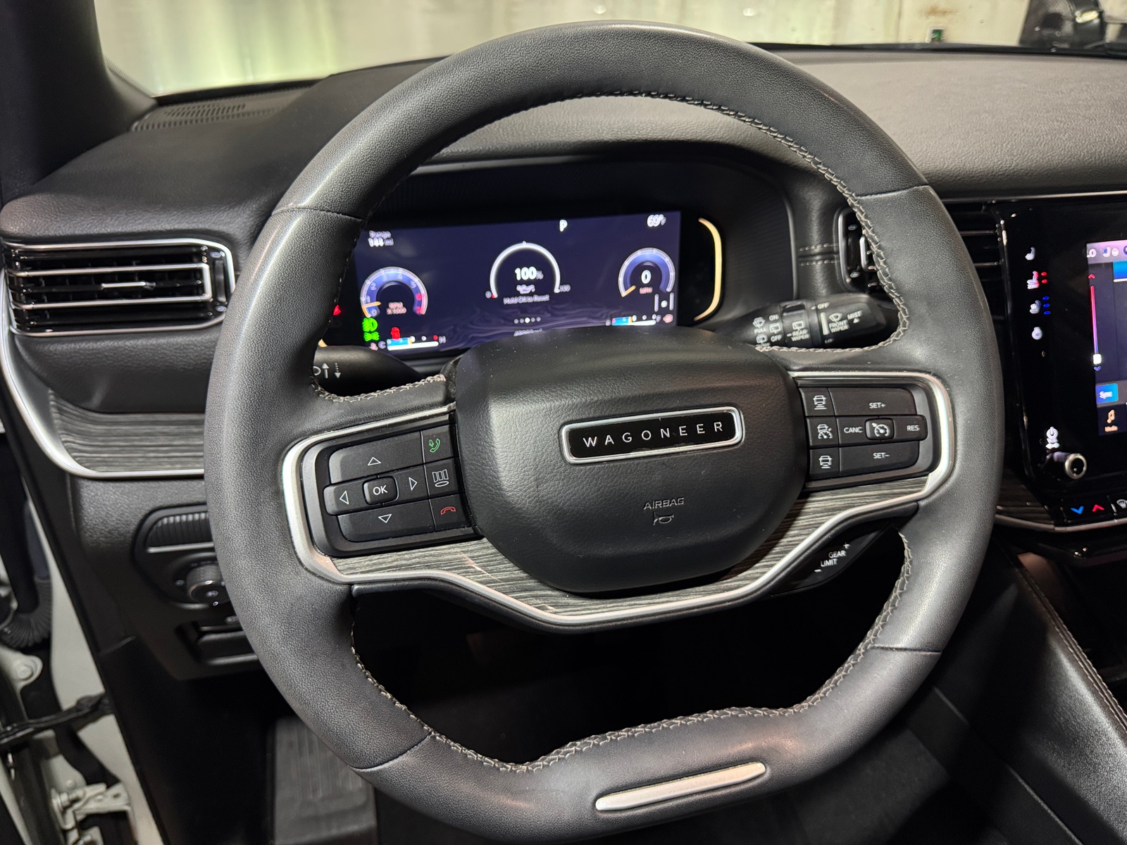 Thumbnail: 2022 Jeep Wagoneer - 4