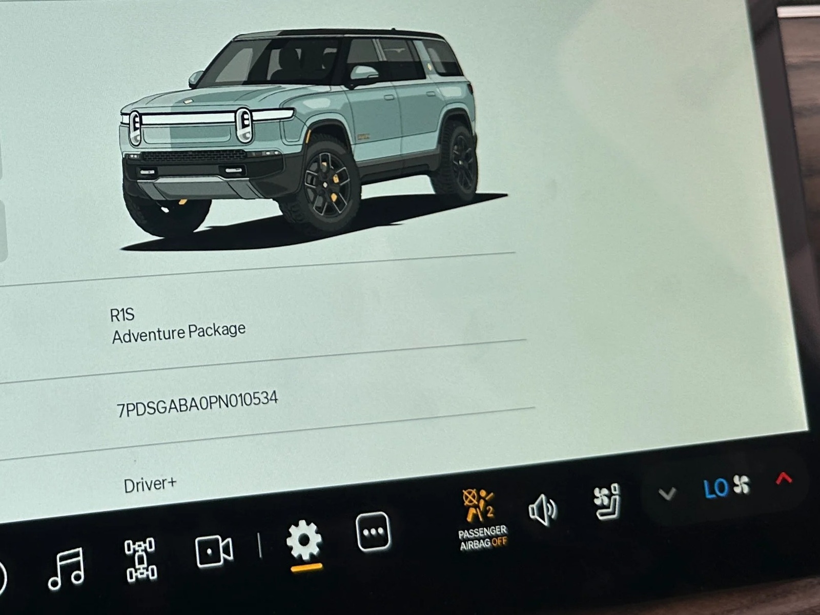 Thumbnail: 2023 Rivian R1S - 3