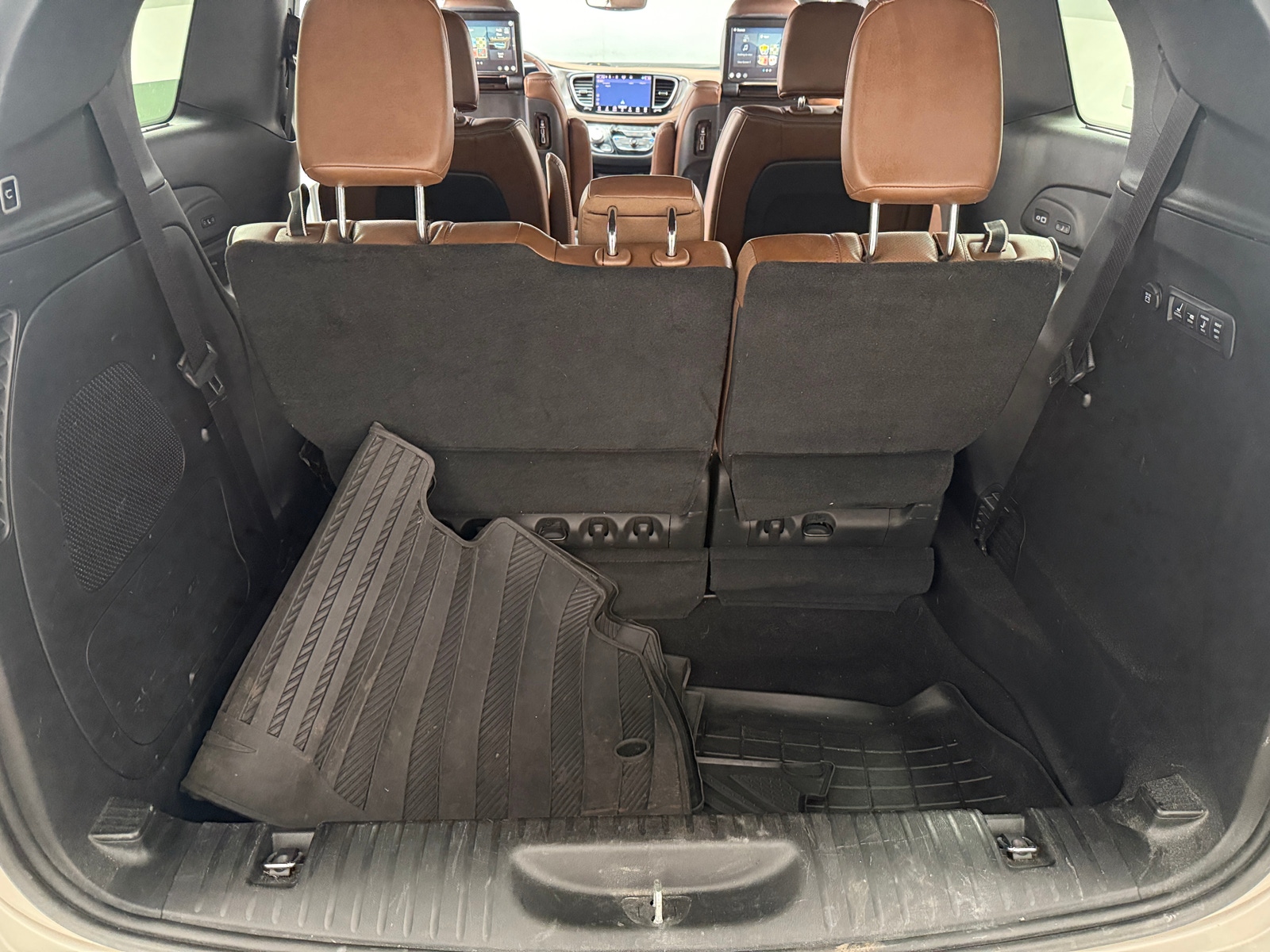 Thumbnail: 2021 Chrysler Pacifica - 6