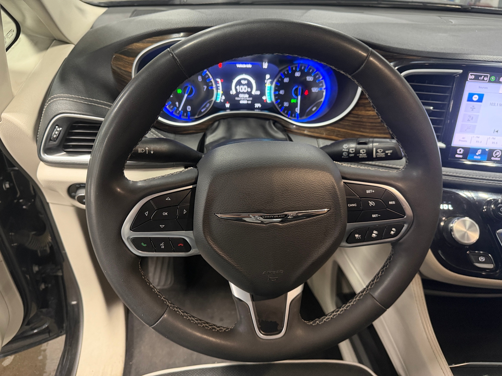 Thumbnail: 2023 Chrysler Pacifica - 4