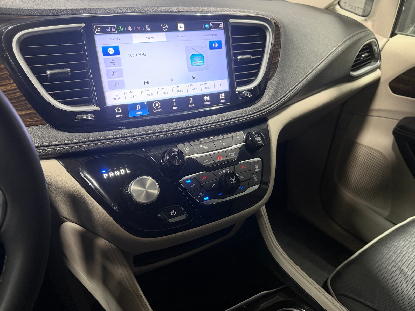 Thumbnail: 2023 Chrysler Pacifica - 3