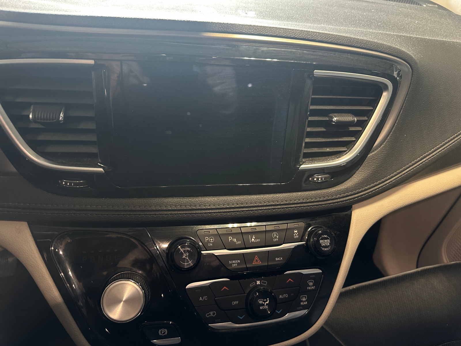 Thumbnail: 2017 Chrysler Pacifica - 3