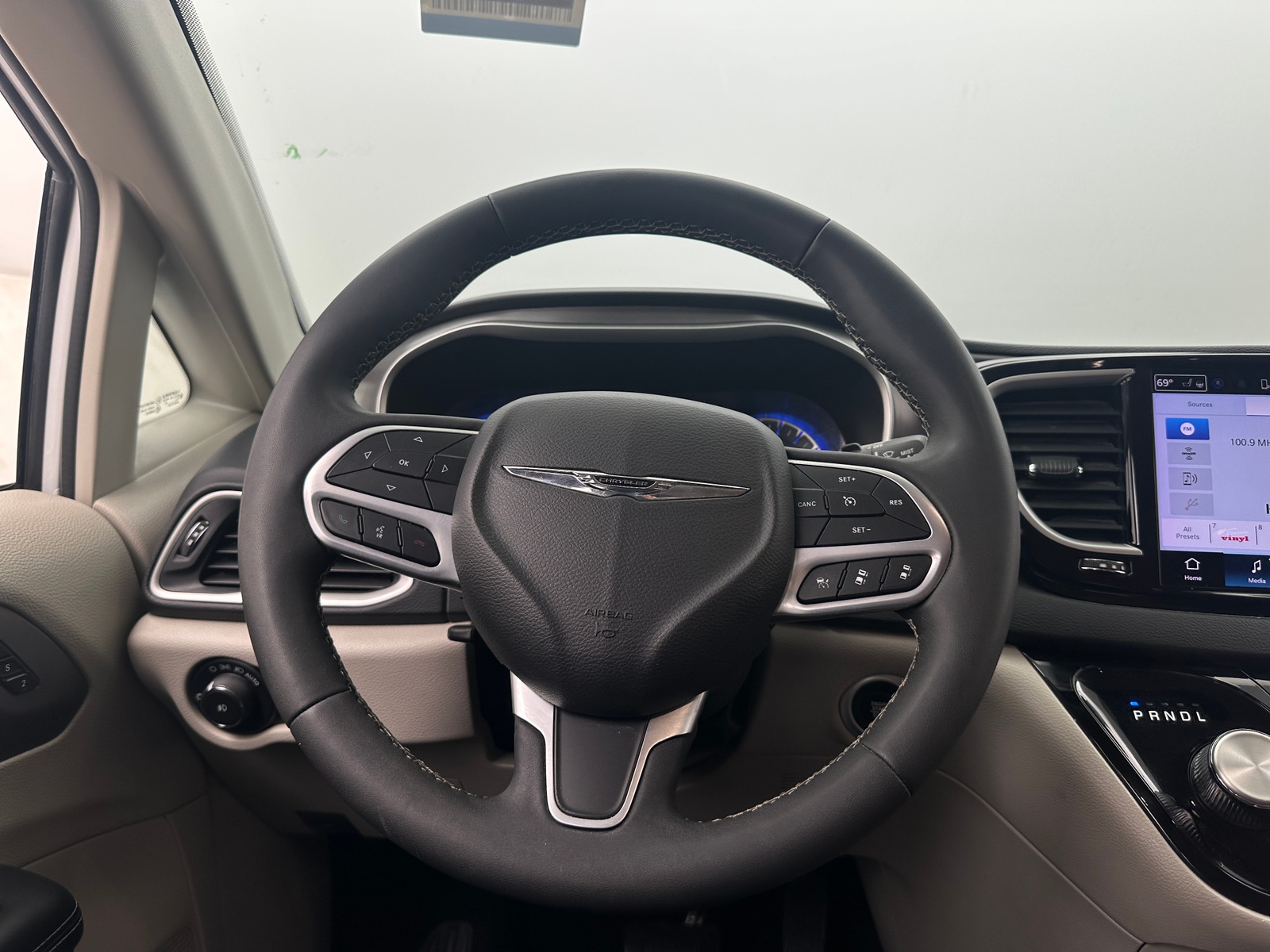 Thumbnail: 2023 Chrysler Pacifica - 4