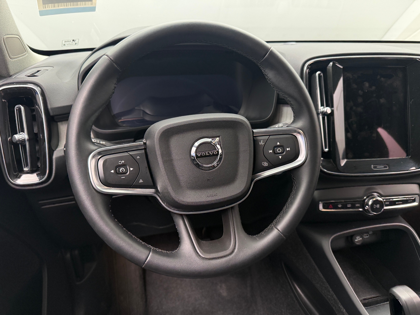 Thumbnail: 2025 Volvo XC40 - 5