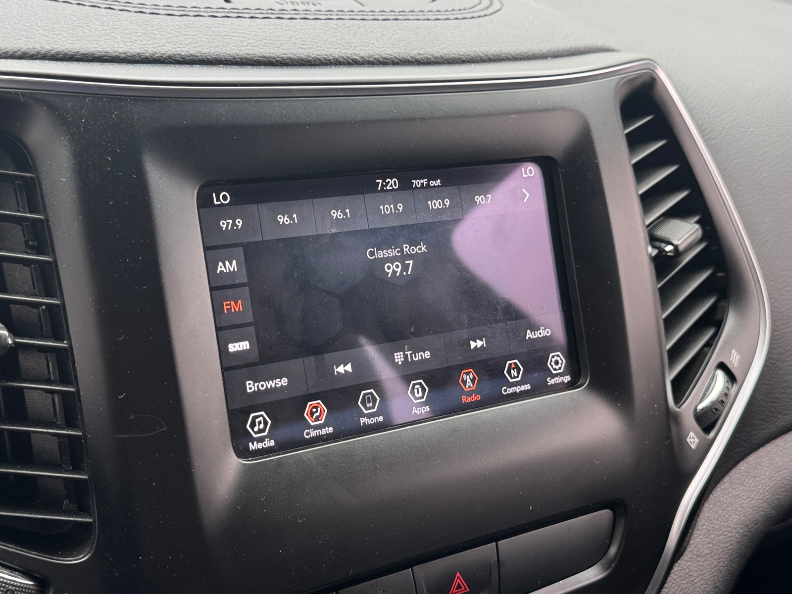 Thumbnail: 2020 Jeep Cherokee - 4