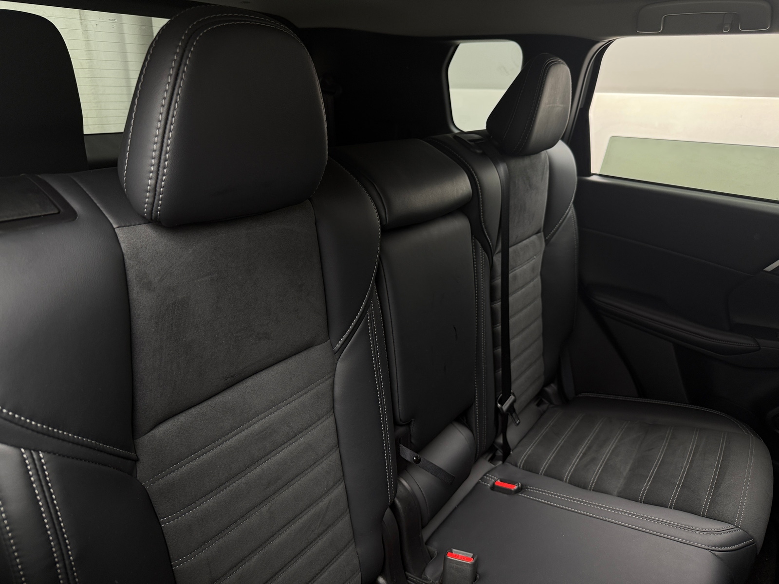 Thumbnail: 2025 Mitsubishi Outlander - 5
