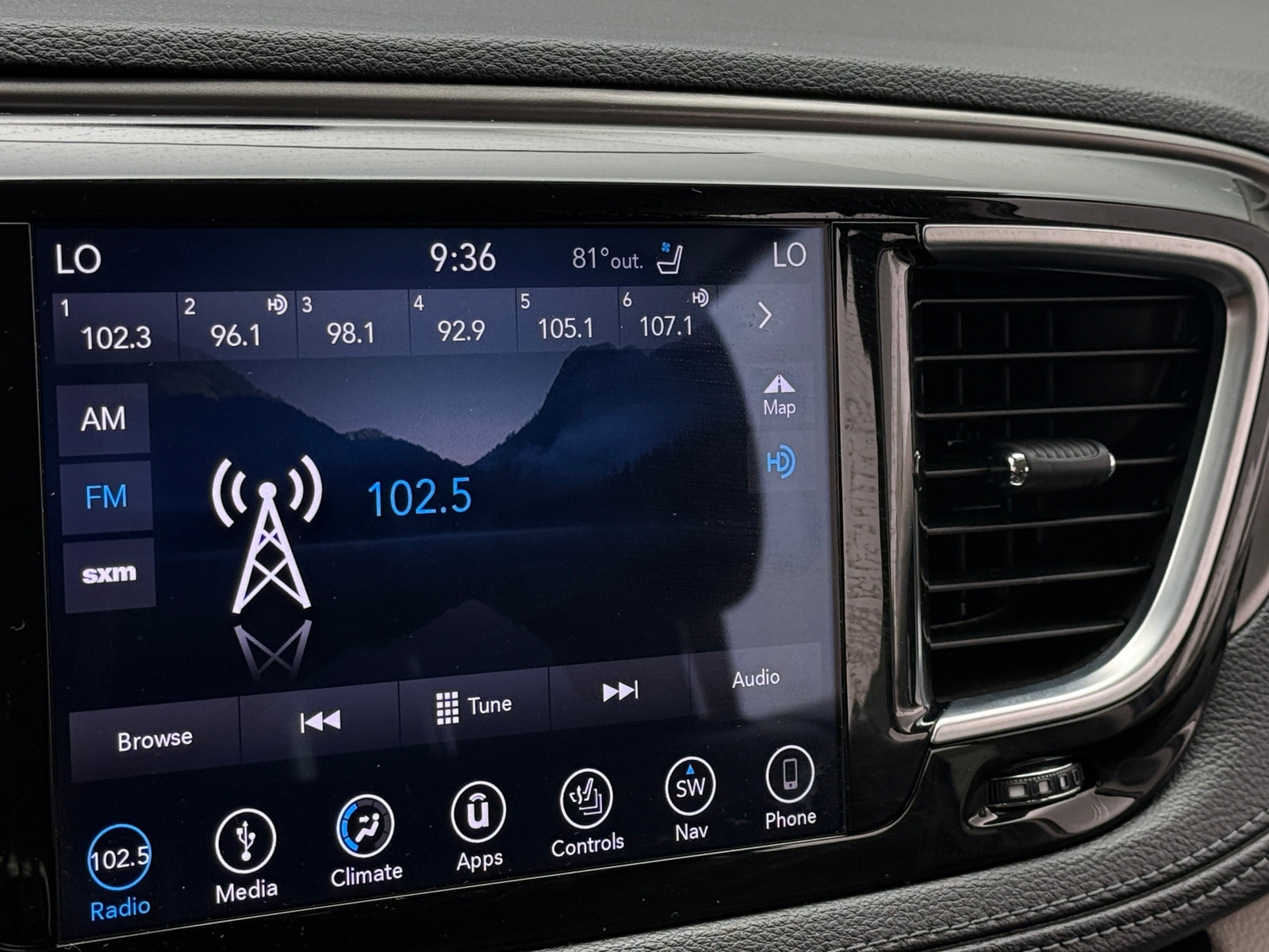 Thumbnail: 2018 Chrysler Pacifica - 3